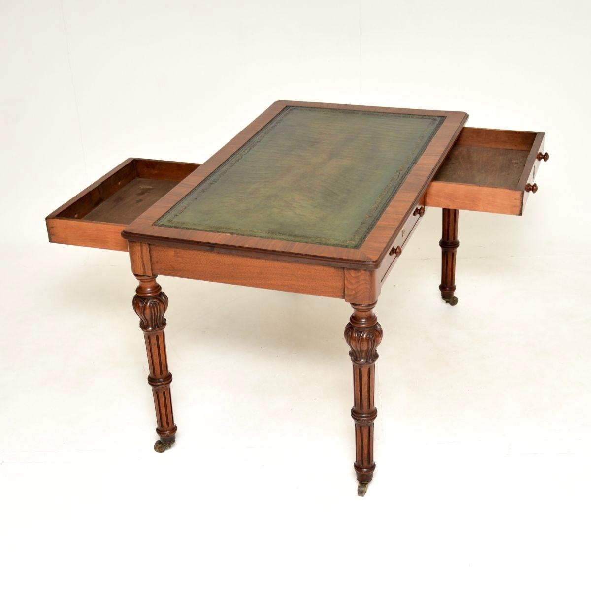 Antike William IV Nussbaum Partner Schreibtisch / Schreibtisch (Britisch) im Angebot
