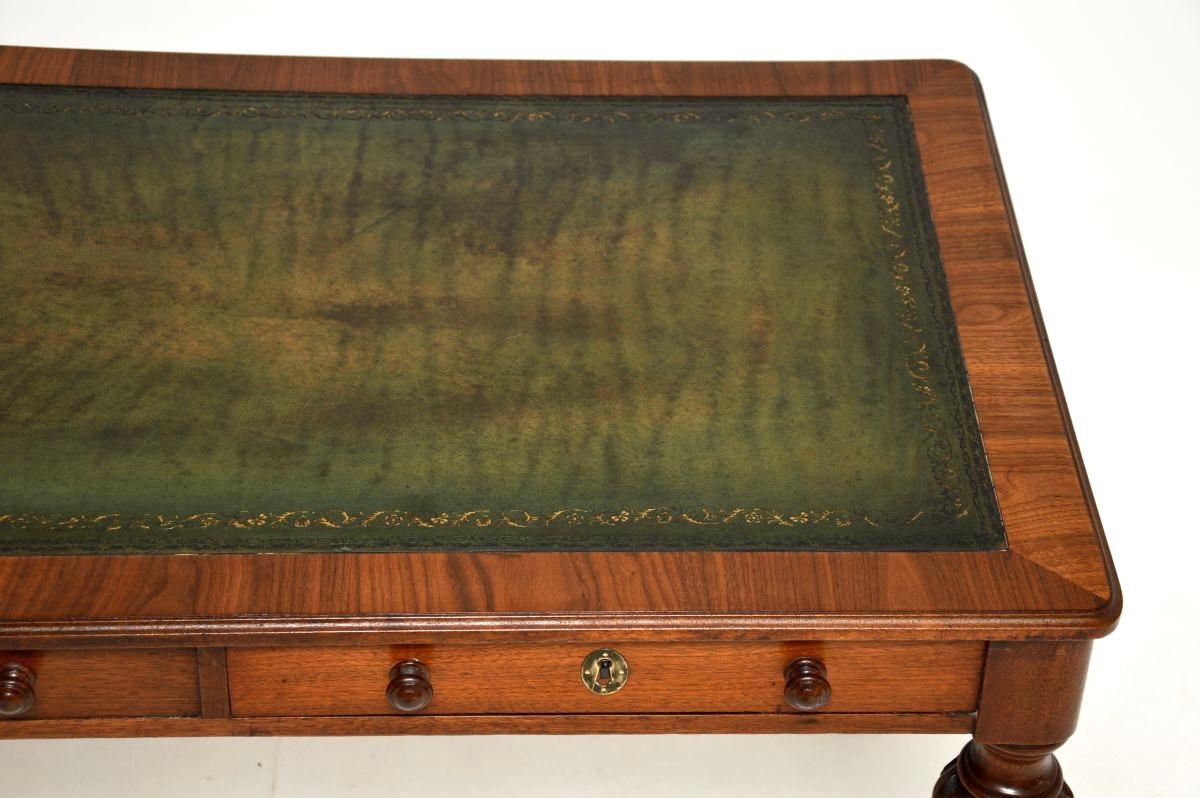Antike William IV Nussbaum Partner Schreibtisch / Schreibtisch (Leder) im Angebot