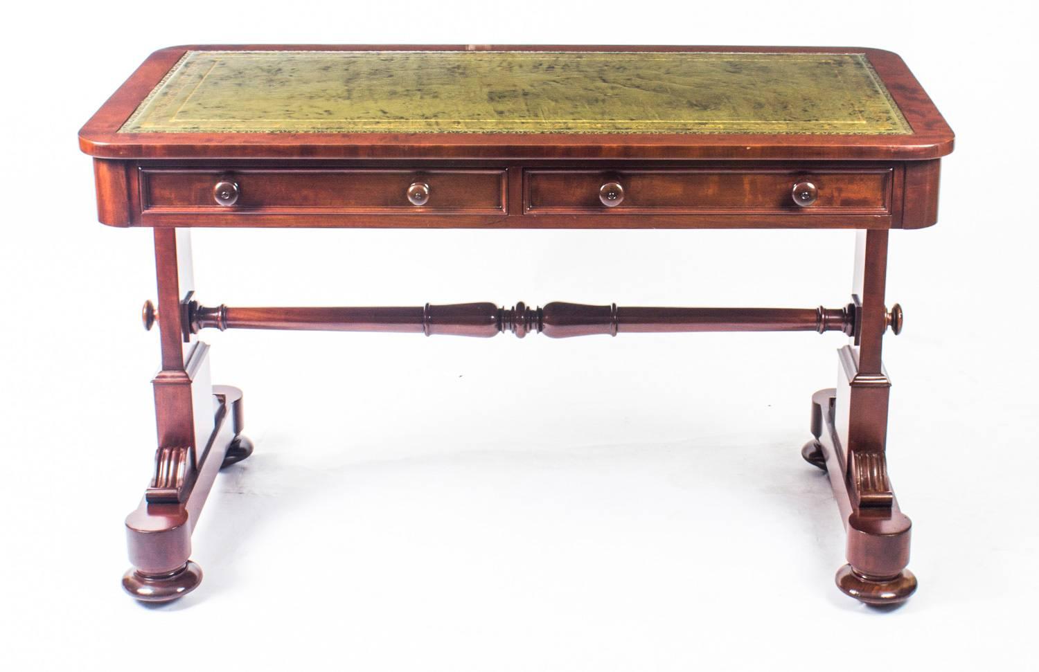 This is a fabulous antique William IV library table that bears the stamp of the renowned cabinet makers Johnstone and Jeanes, circa 1840 in date.

The desk is crafted from beautiful flame mahogany, features a striking gold tooled green leather