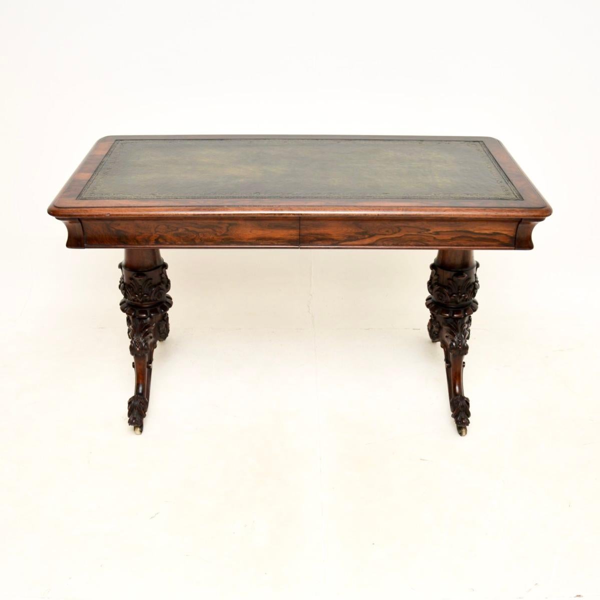 Magnifique table à écrire / bureau William IV. Fabriqué en Angleterre, il date de la période 1830-1840.

D'une qualité irréprochable, il repose sur des pieds robustes aux sculptures absolument magnifiques et sur des roulettes en laiton. Le plateau a