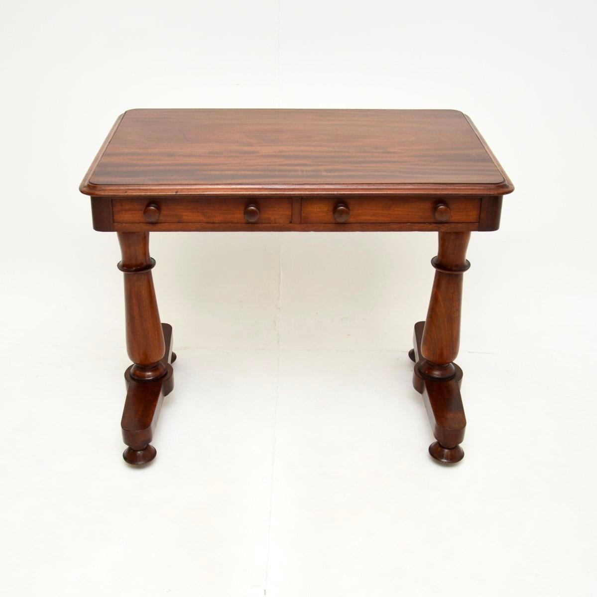 Une table à écrire / un bureau William IV ancien, élégant et extrêmement bien fait. Fabriqué en Angleterre, il date de la période 1830-1850.

Il est d'une superbe qualité et présente un design utile et compact. Le bois a une couleur magnifique et