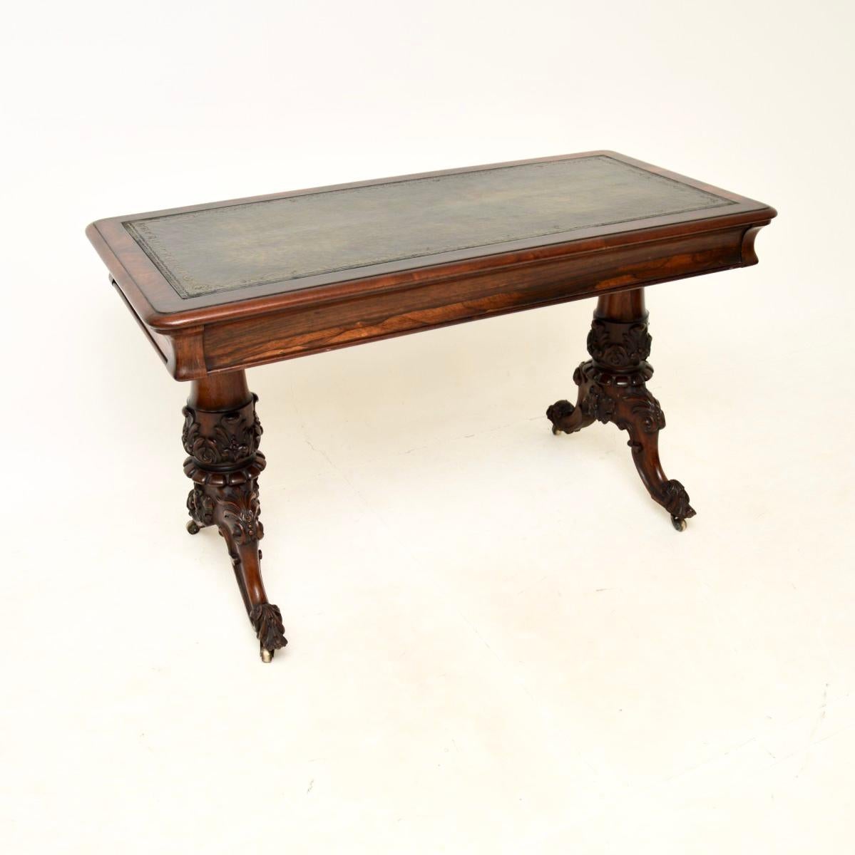 Intagliato Antico tavolo da scrittura / scrivania di William Williams IV in vendita