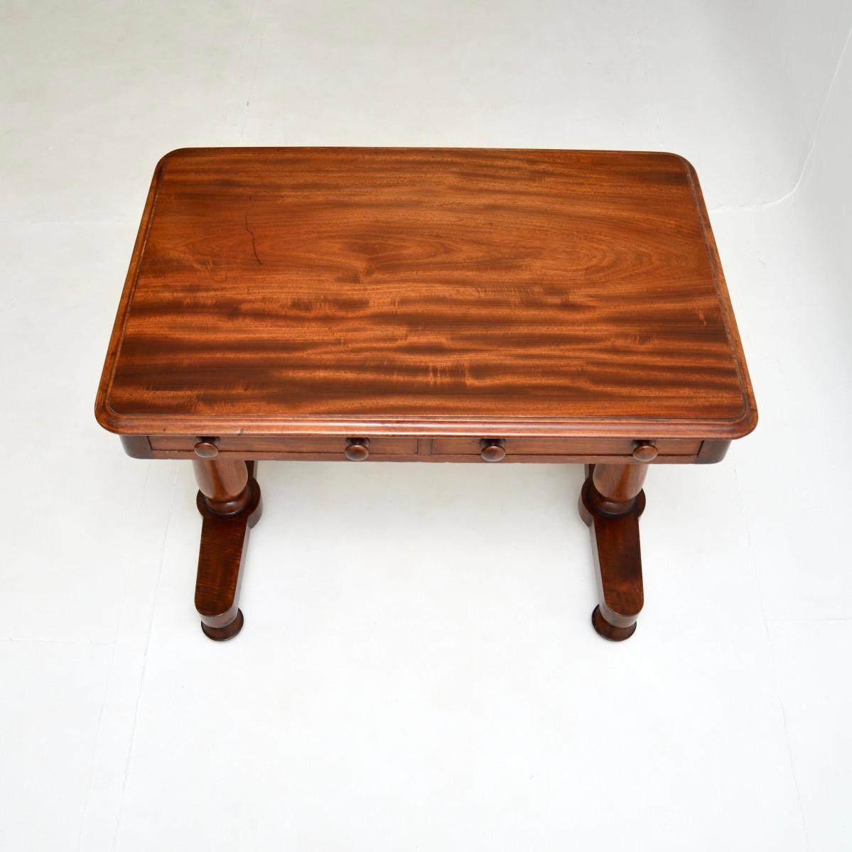 Milieu du XIXe siècle Ancienne table à écrire / bureau William IV en vente