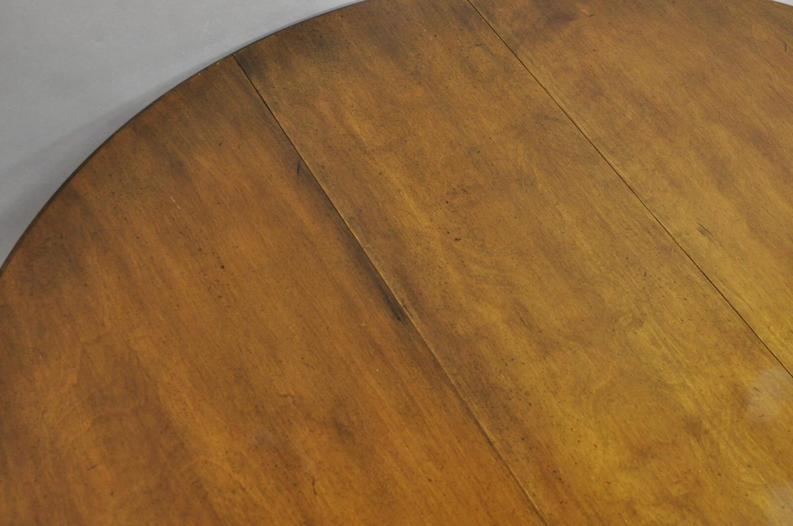 Antiguo William & Mary Gran Mesa de Comedor Redonda con Pata de Puerta de Madera de Arce en venta 2