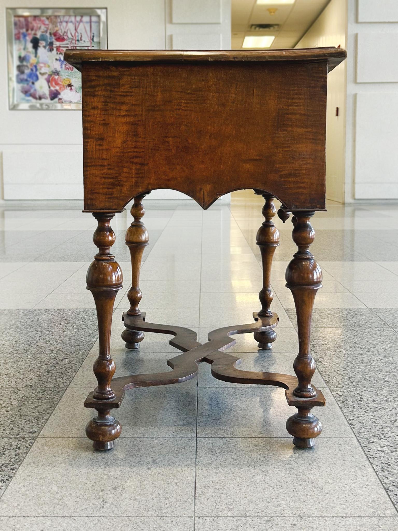 Lowboy antique en érable de William & Mary en vente 2