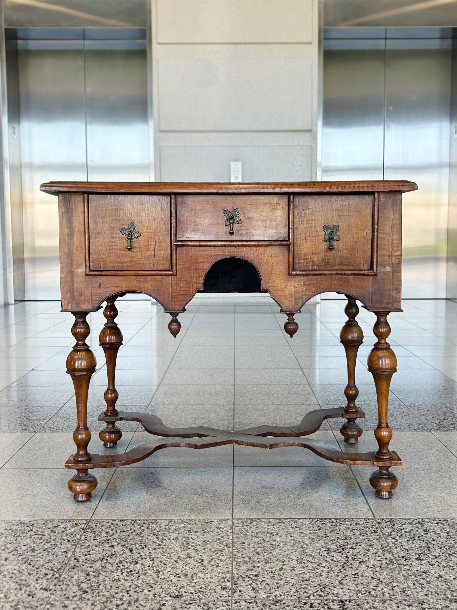Anglais Lowboy antique en érable de William & Mary en vente