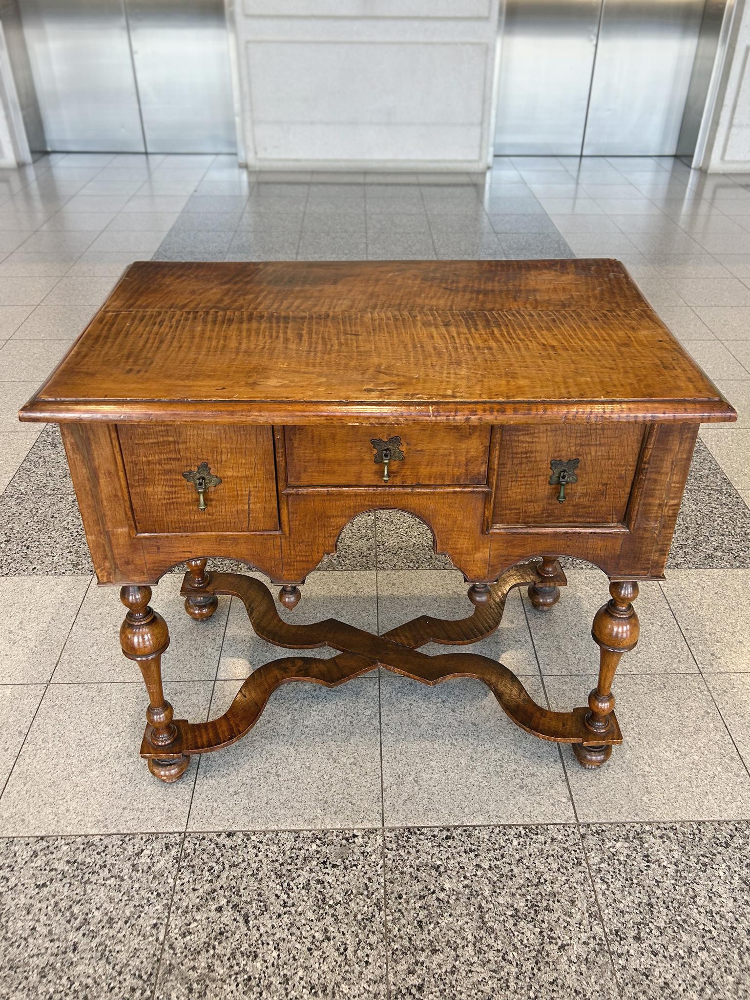 Fait main Lowboy antique en érable de William & Mary en vente