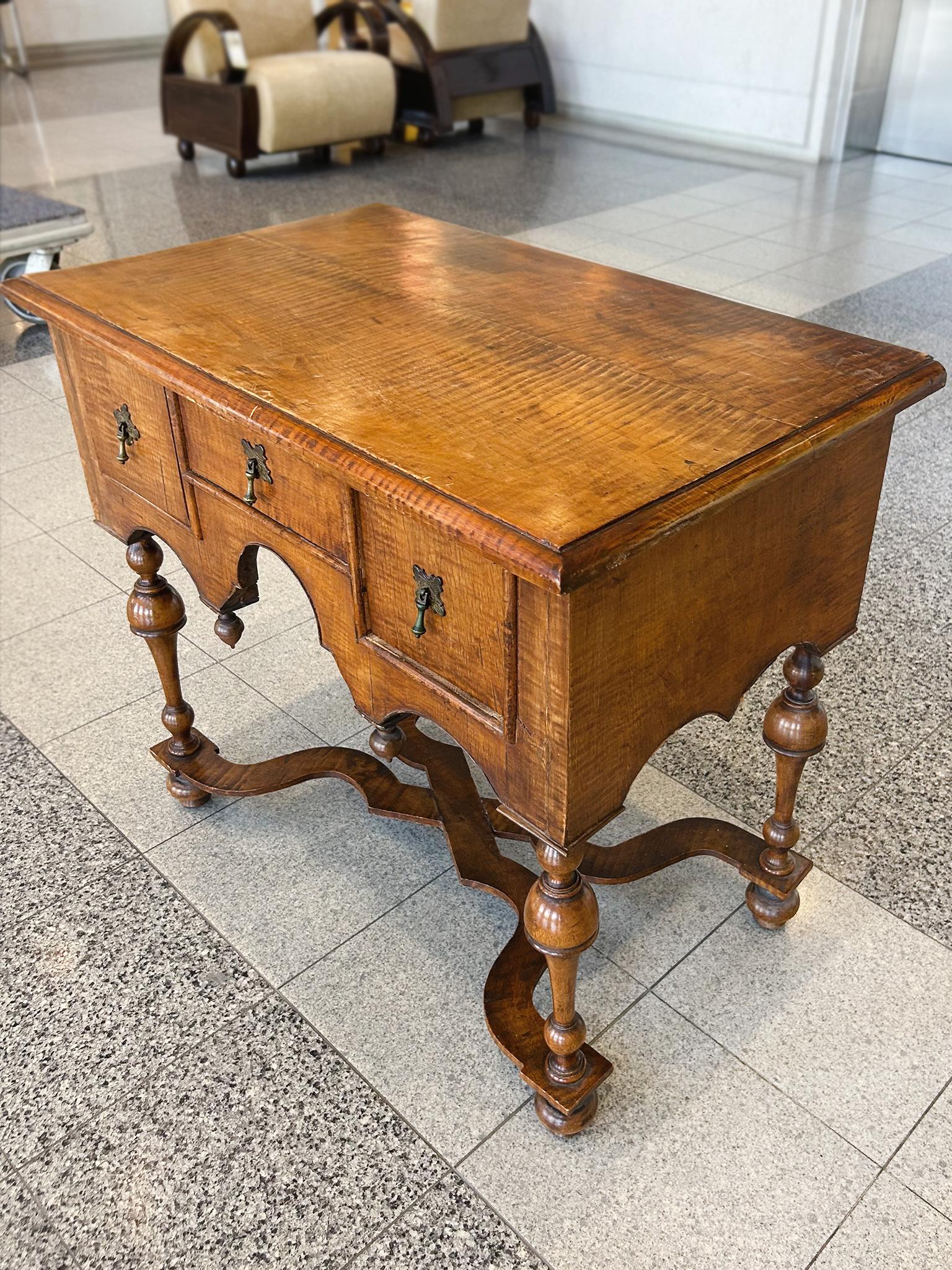 Lowboy antique en érable de William & Mary Bon état - En vente à New York, NY