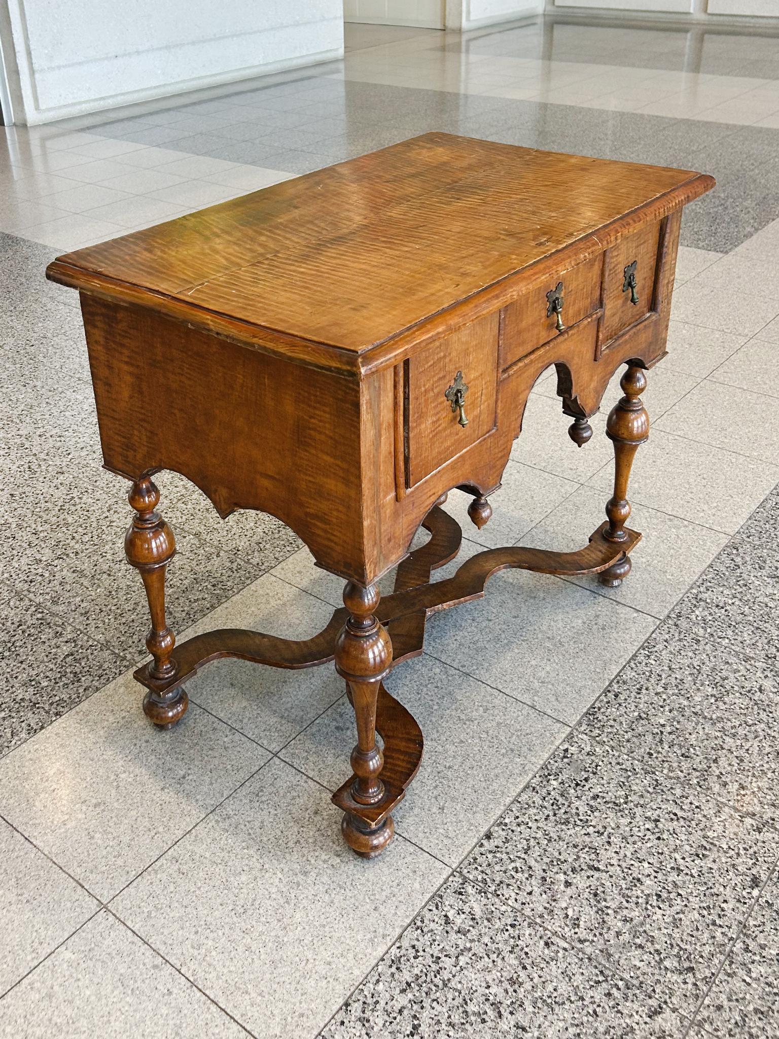 XVIIIe siècle et antérieur Lowboy antique en érable de William & Mary en vente