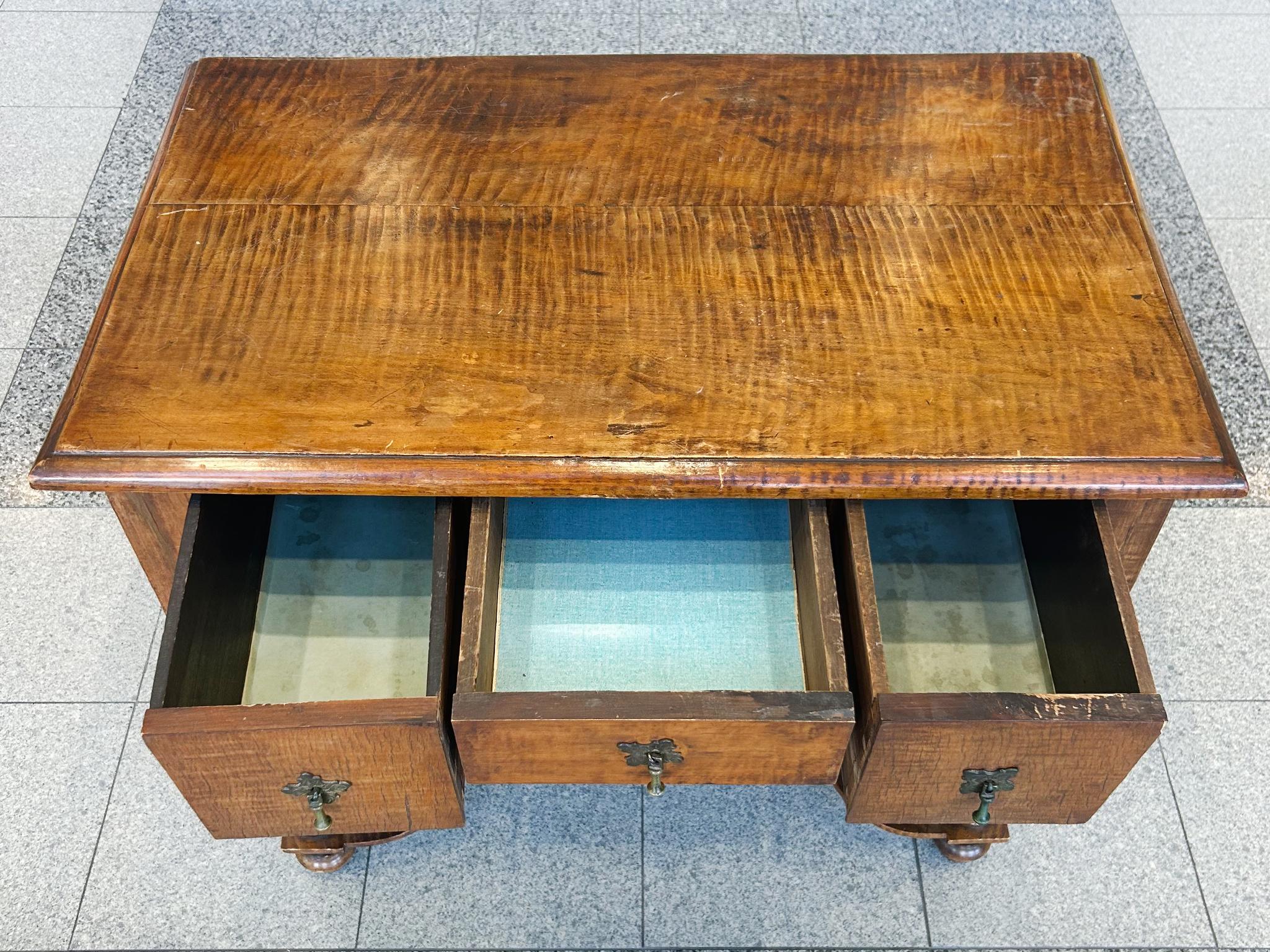 Laiton Lowboy antique en érable de William & Mary en vente