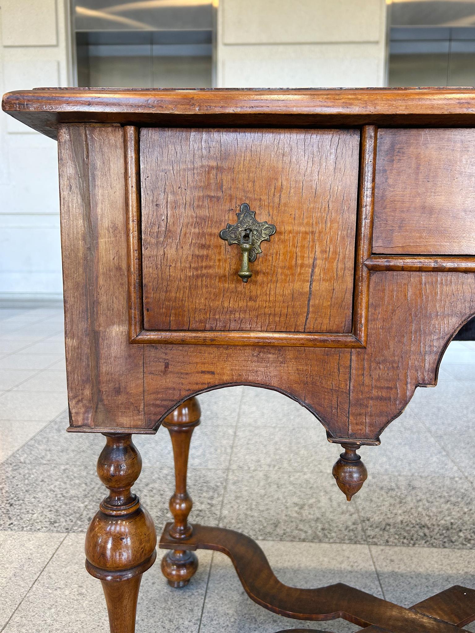 Lowboy antique en érable de William & Mary en vente 1