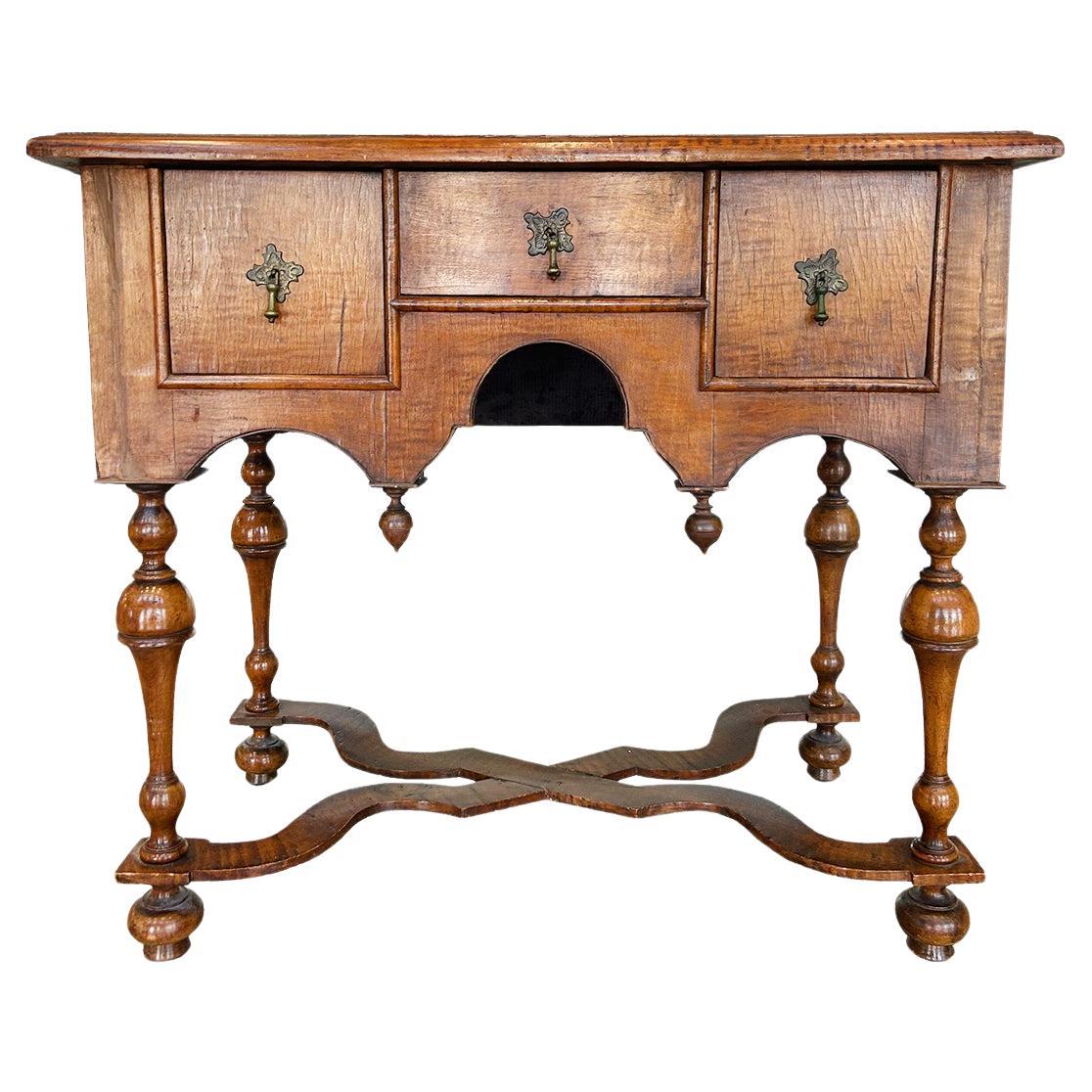 Lowboy antique en érable de William & Mary en vente