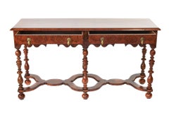 Ancienne table de service en noyer de style néo-germanique William & Mary Prix