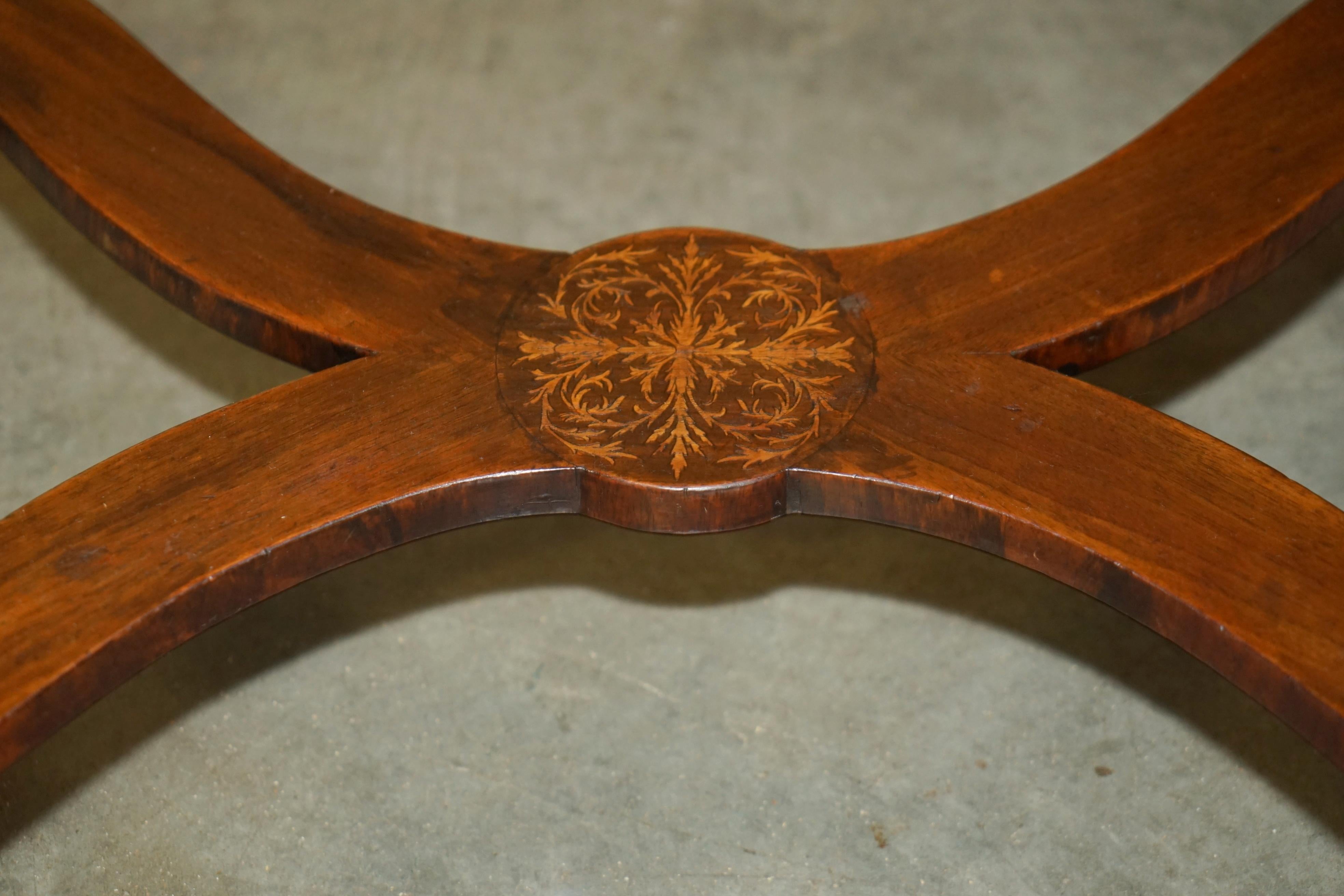 Fruitwood ANTIQUE WILLIAM & MARY STYLE RESTORED SEAWEED MARQUETRY SiNGLE DRAWER TABLE DESK For Sale