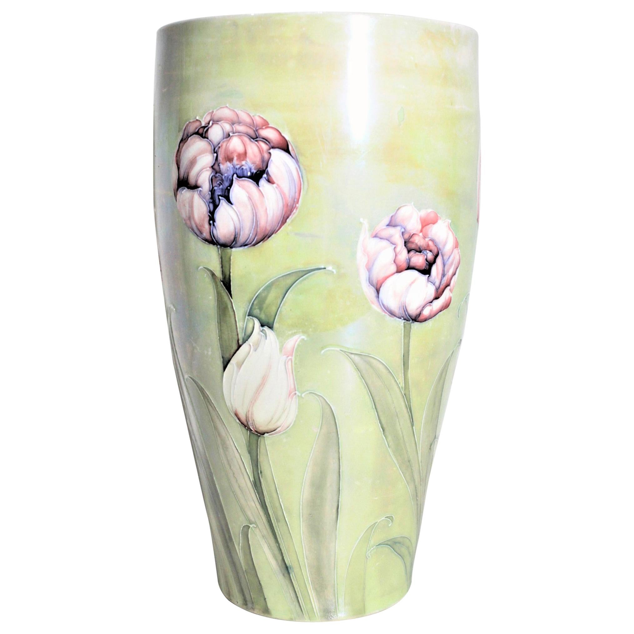 Ancien vase de poterie d'art William Moorcroft à motif de tulipes avec glaçure lustrée