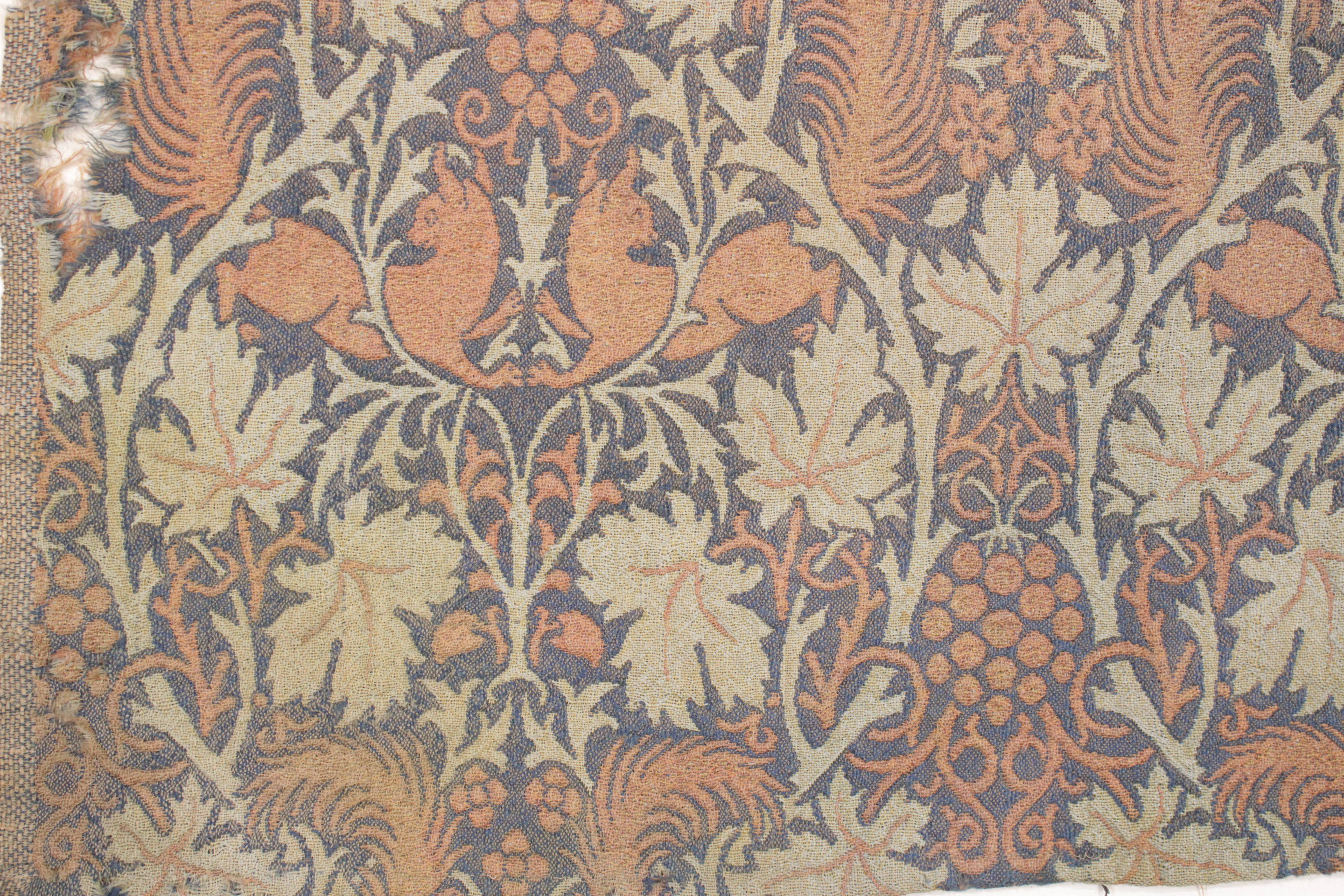 William Morris (1834-1896) fue la principal figura del movimiento británico Arts and Crafts. Fue responsable de muchas innovaciones en las artes textiles de la época, al recuperar métodos tradicionales que se remontaban a la Edad Media y aplicarlos