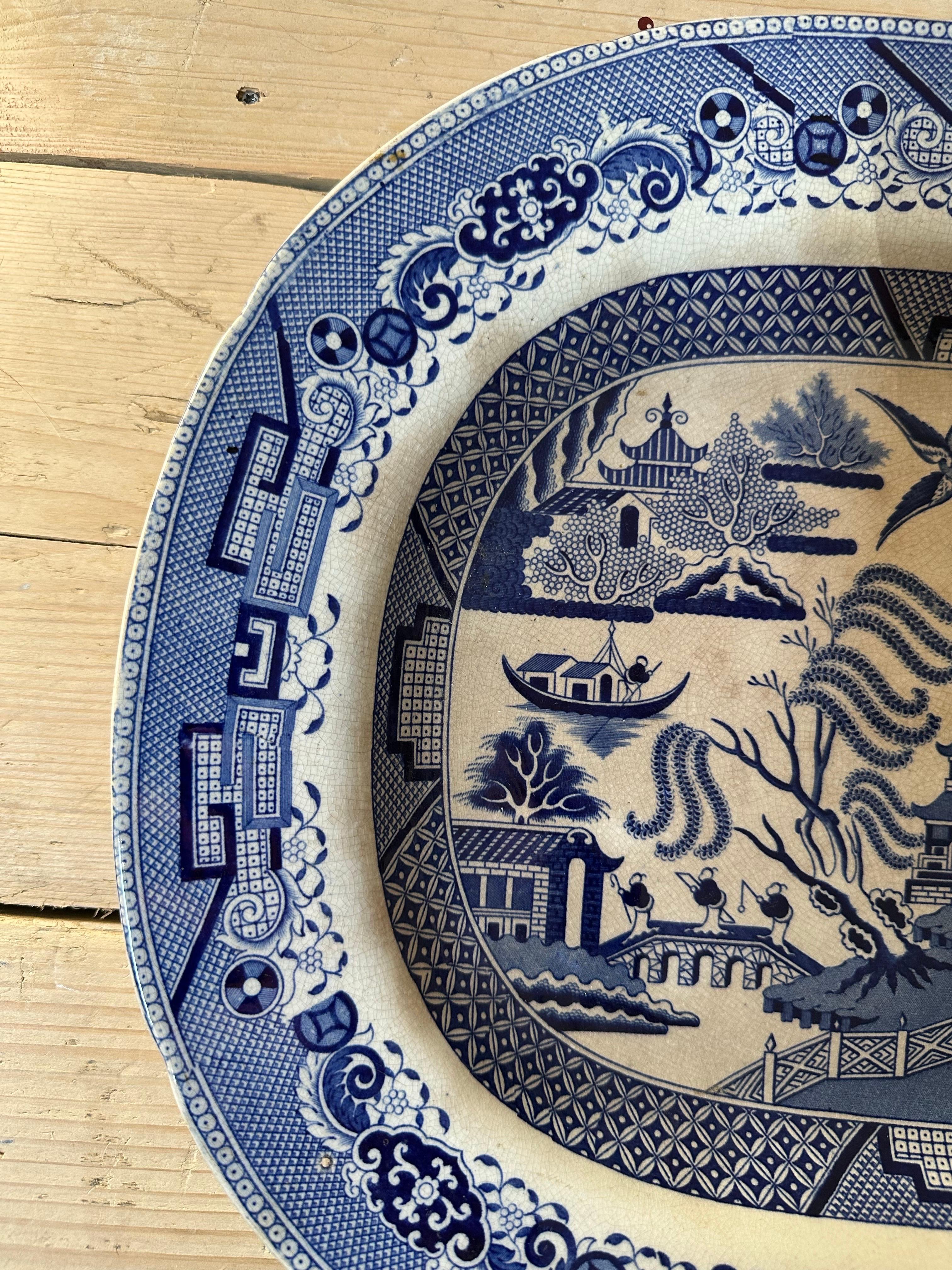 Grand plat ancien à motif de saule, Circa 1850 en vente 3
