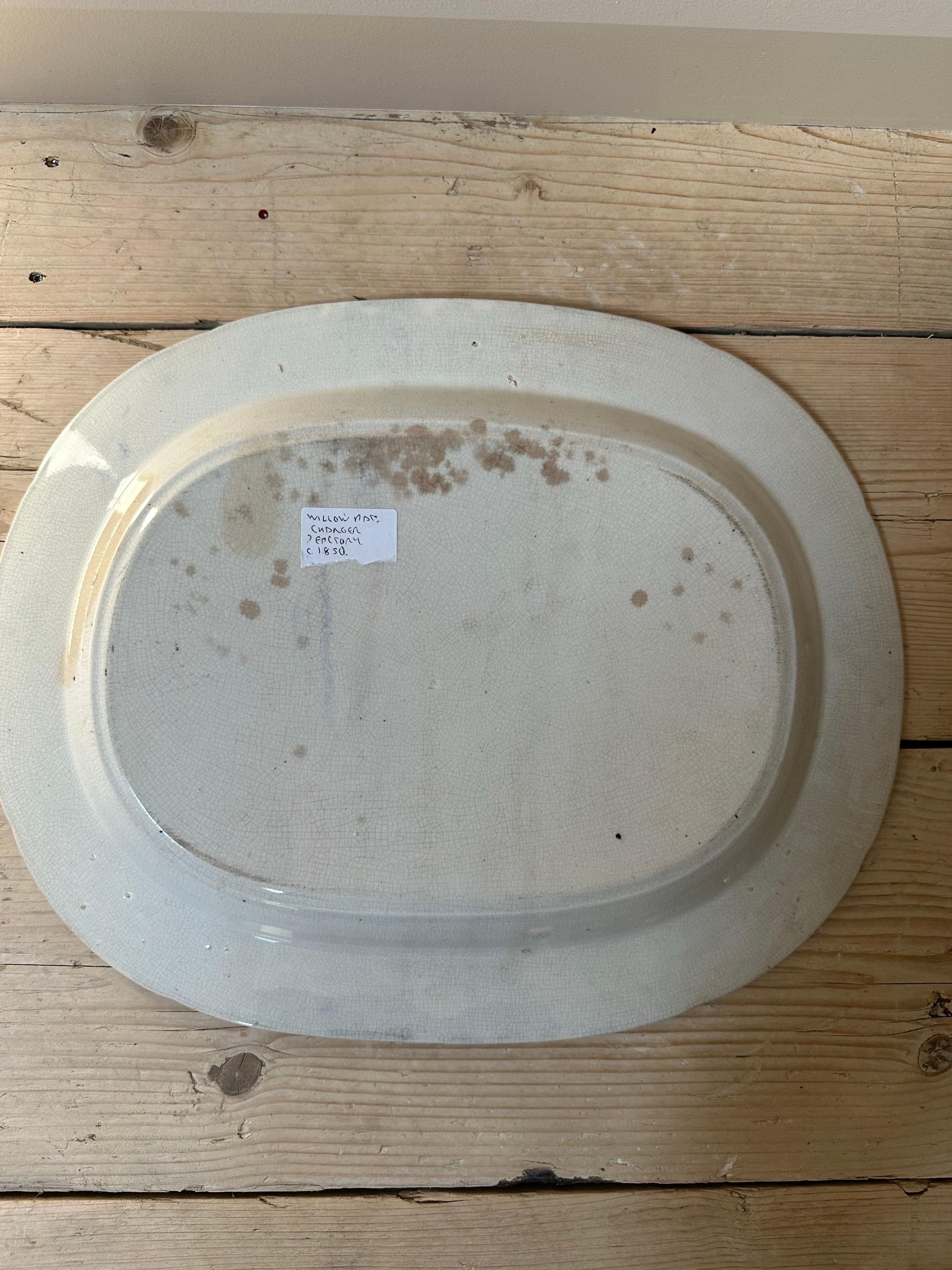Grand plat ancien à motif de saule, Circa 1850 en vente 7