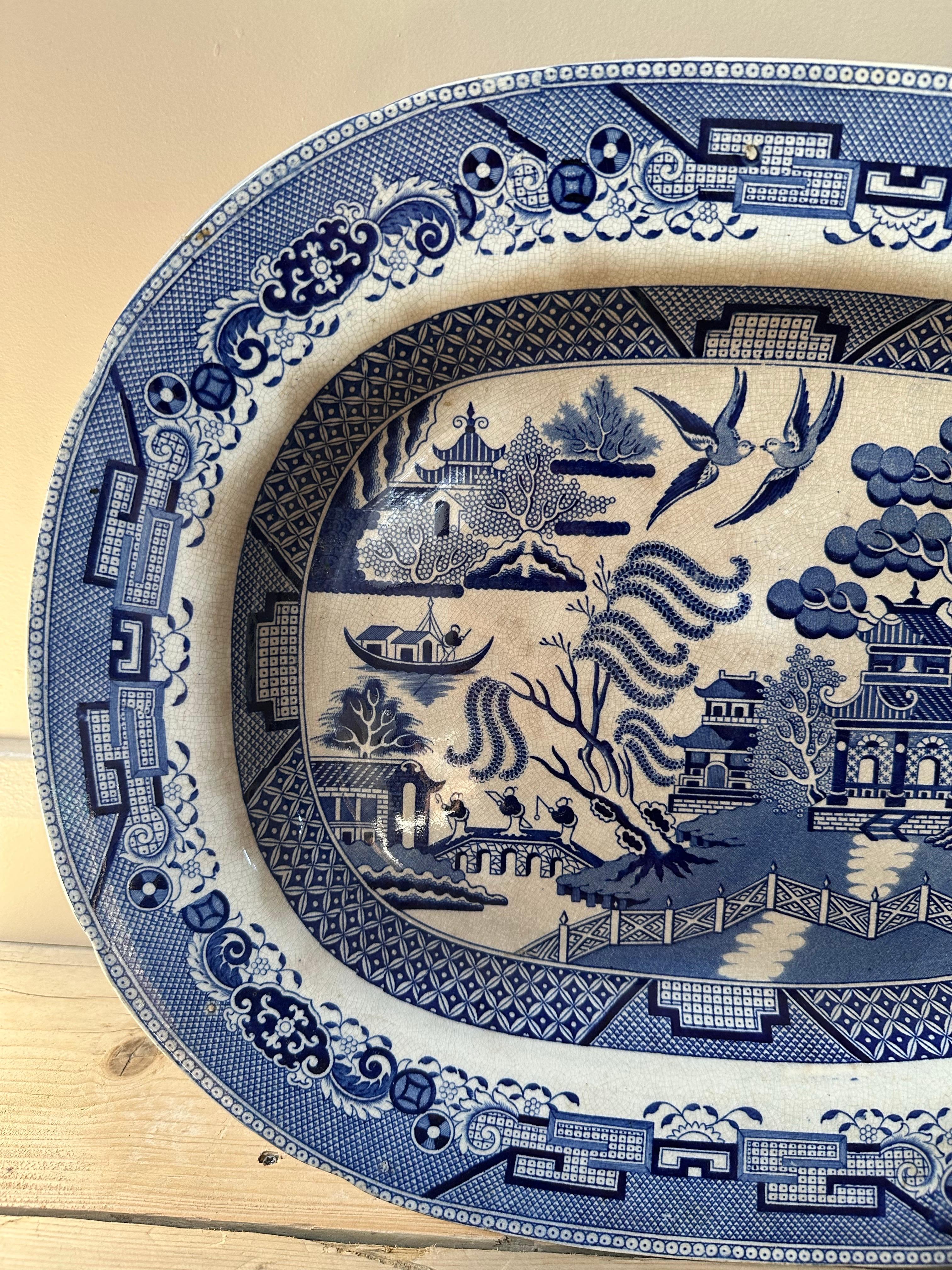Chinoiseries Grand plat ancien à motif de saule, Circa 1850 en vente