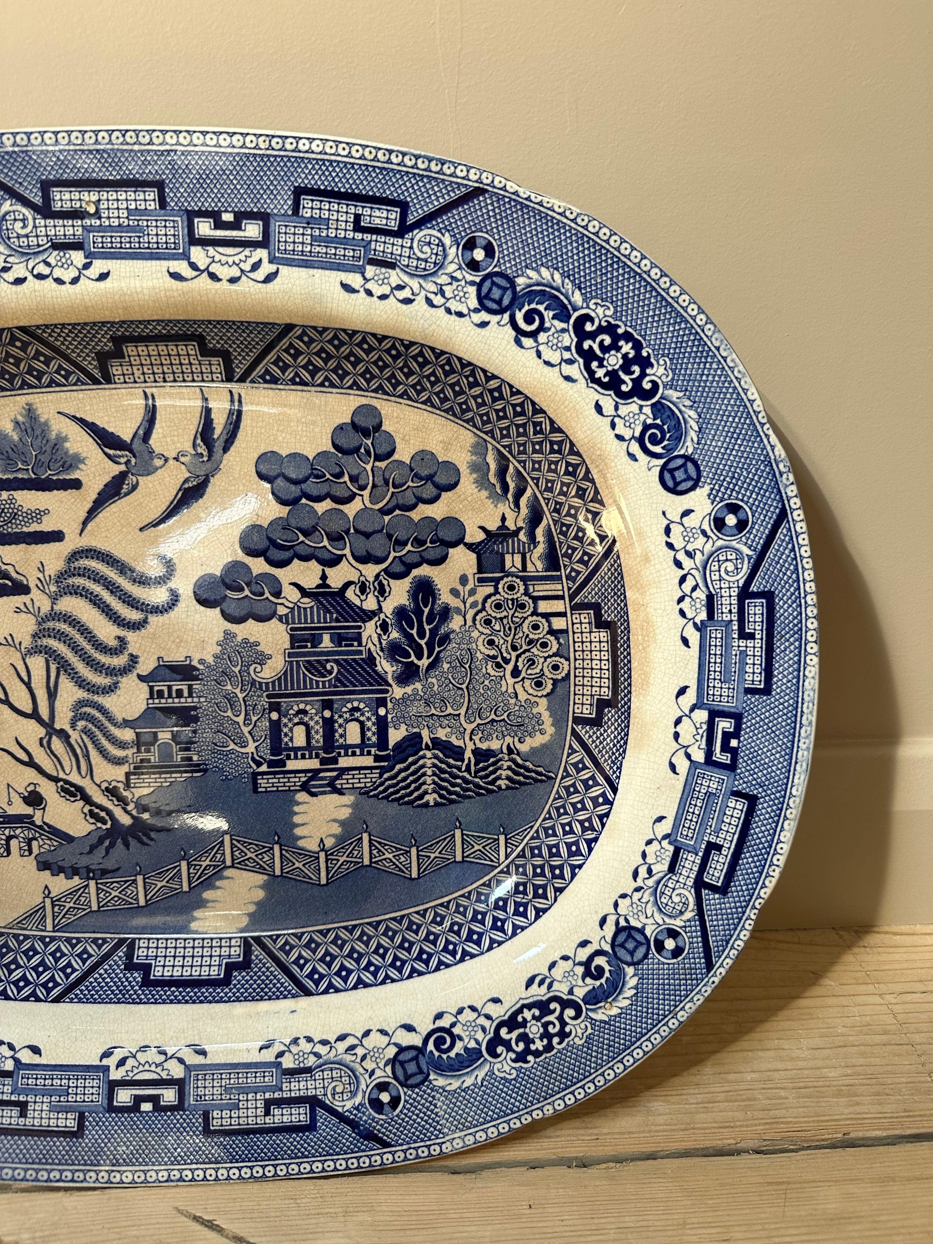 Anglais Grand plat ancien à motif de saule, Circa 1850 en vente