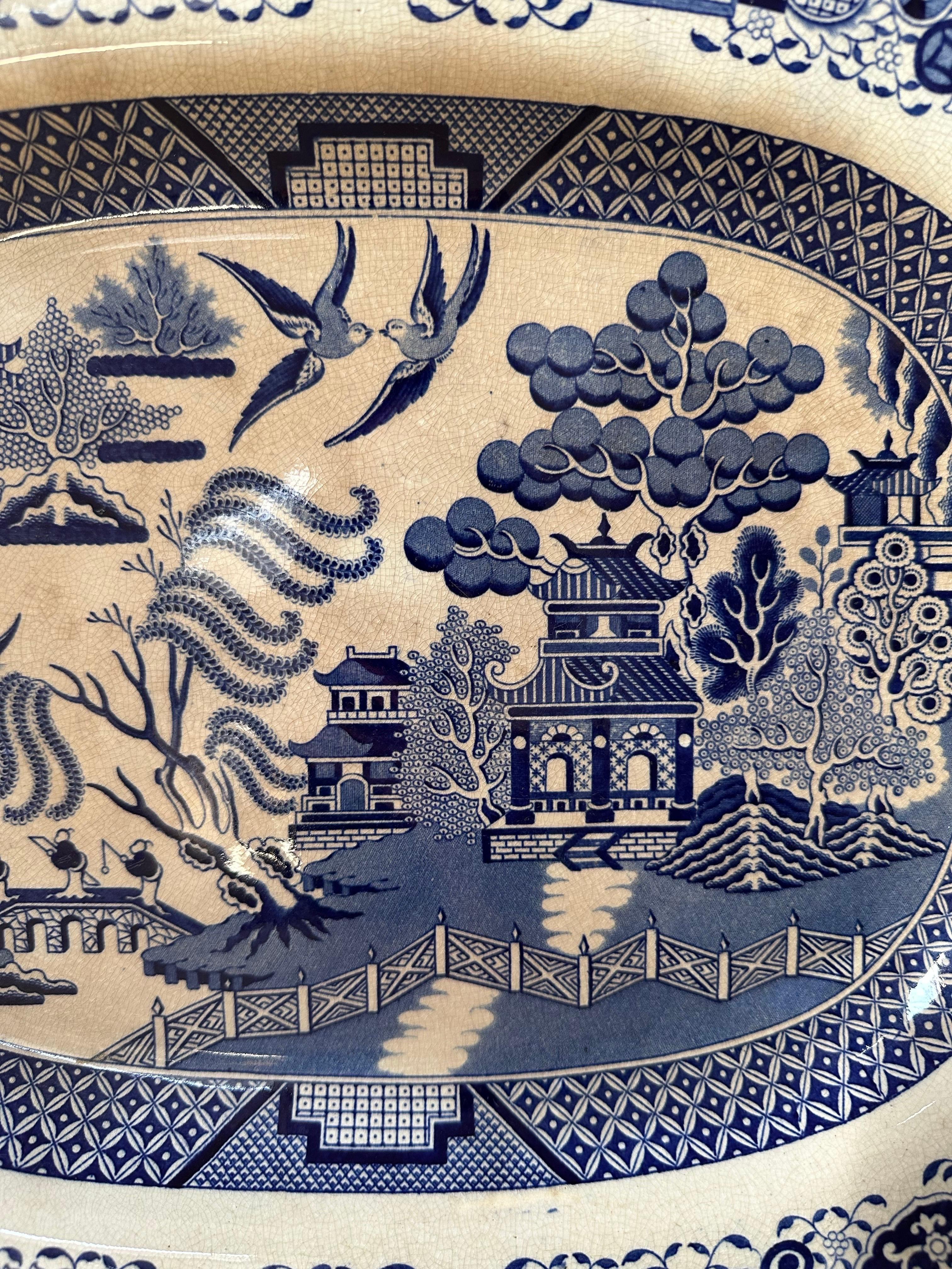 Vernissé Grand plat ancien à motif de saule, Circa 1850 en vente