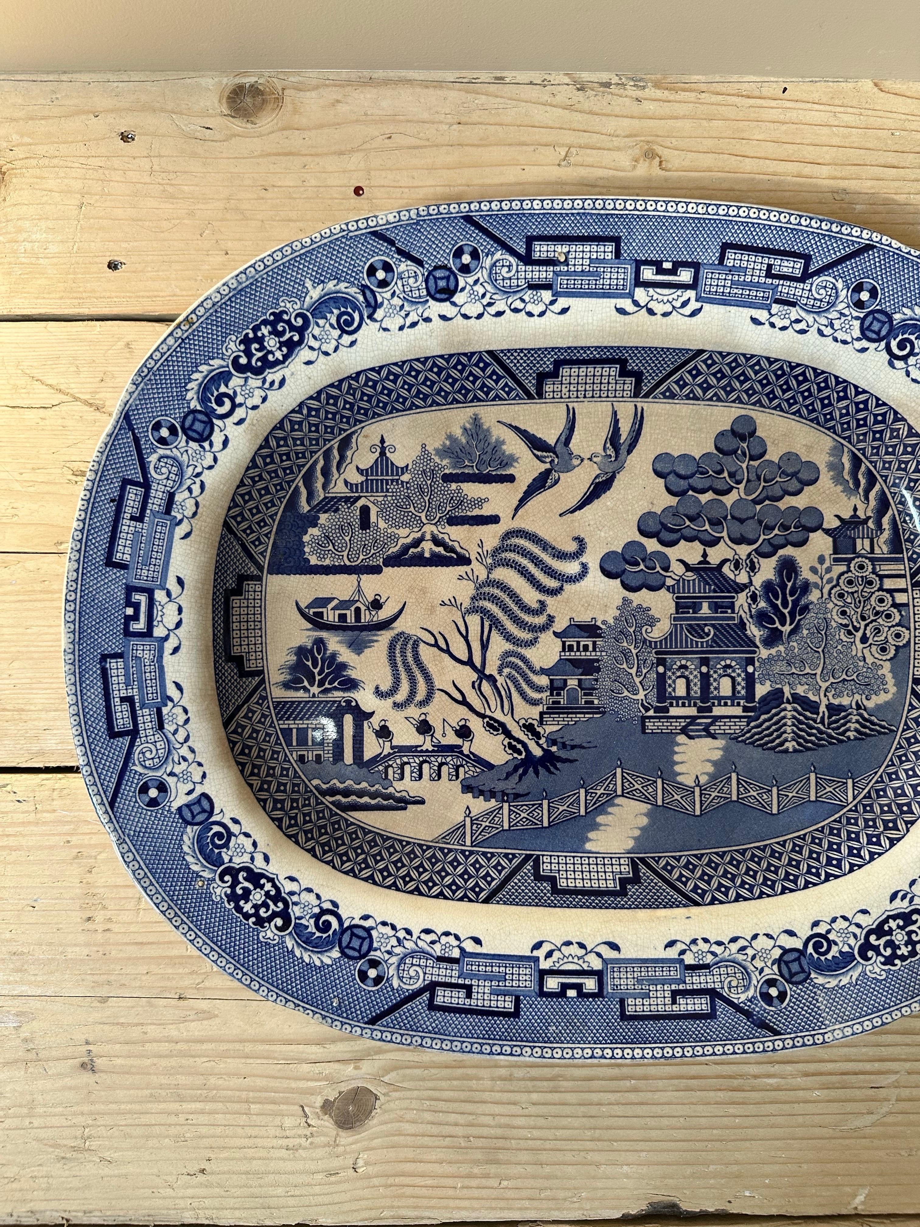 Milieu du XIXe siècle Grand plat ancien à motif de saule, Circa 1850 en vente