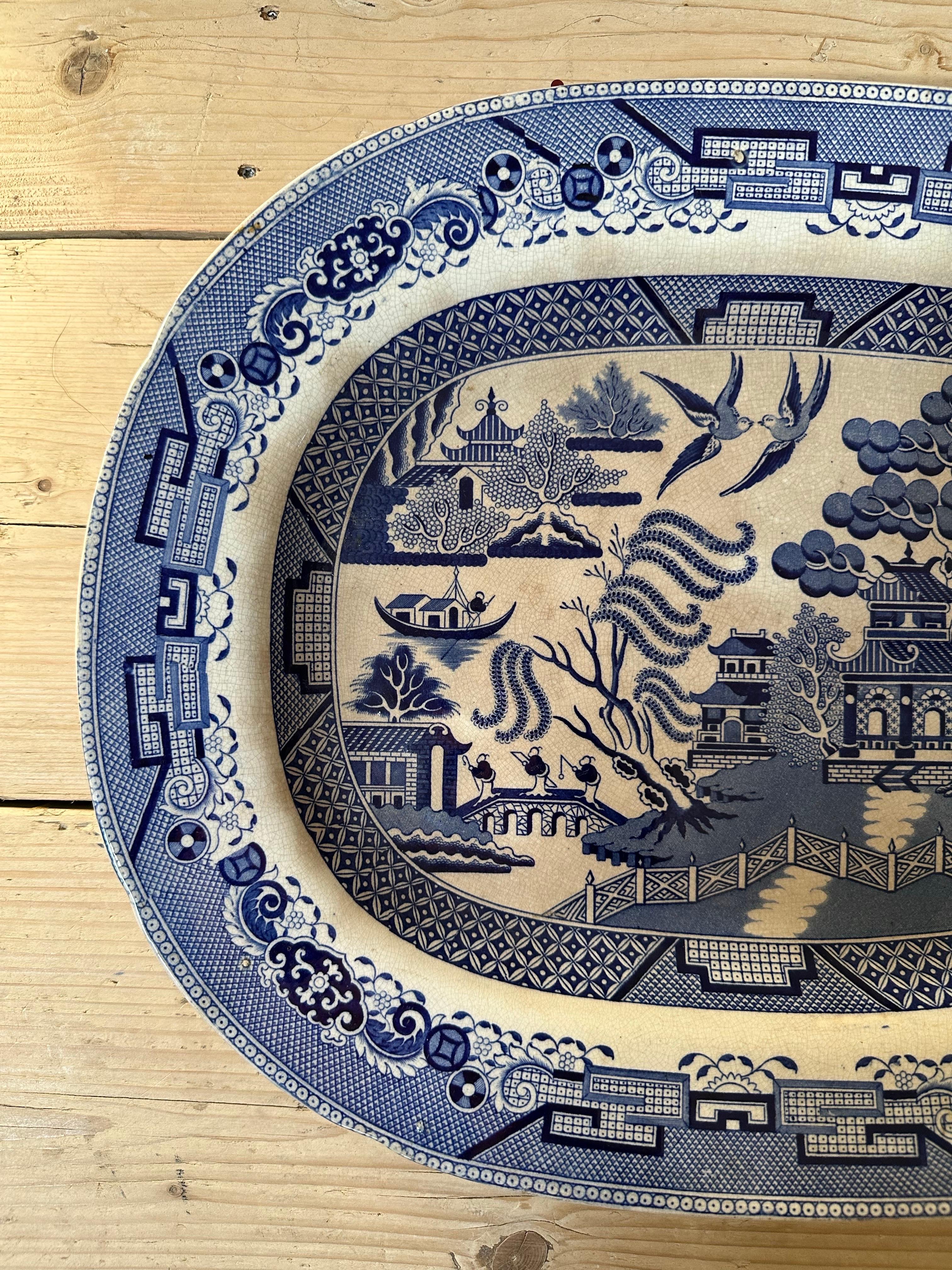 Céramique Grand plat ancien à motif de saule, Circa 1850 en vente