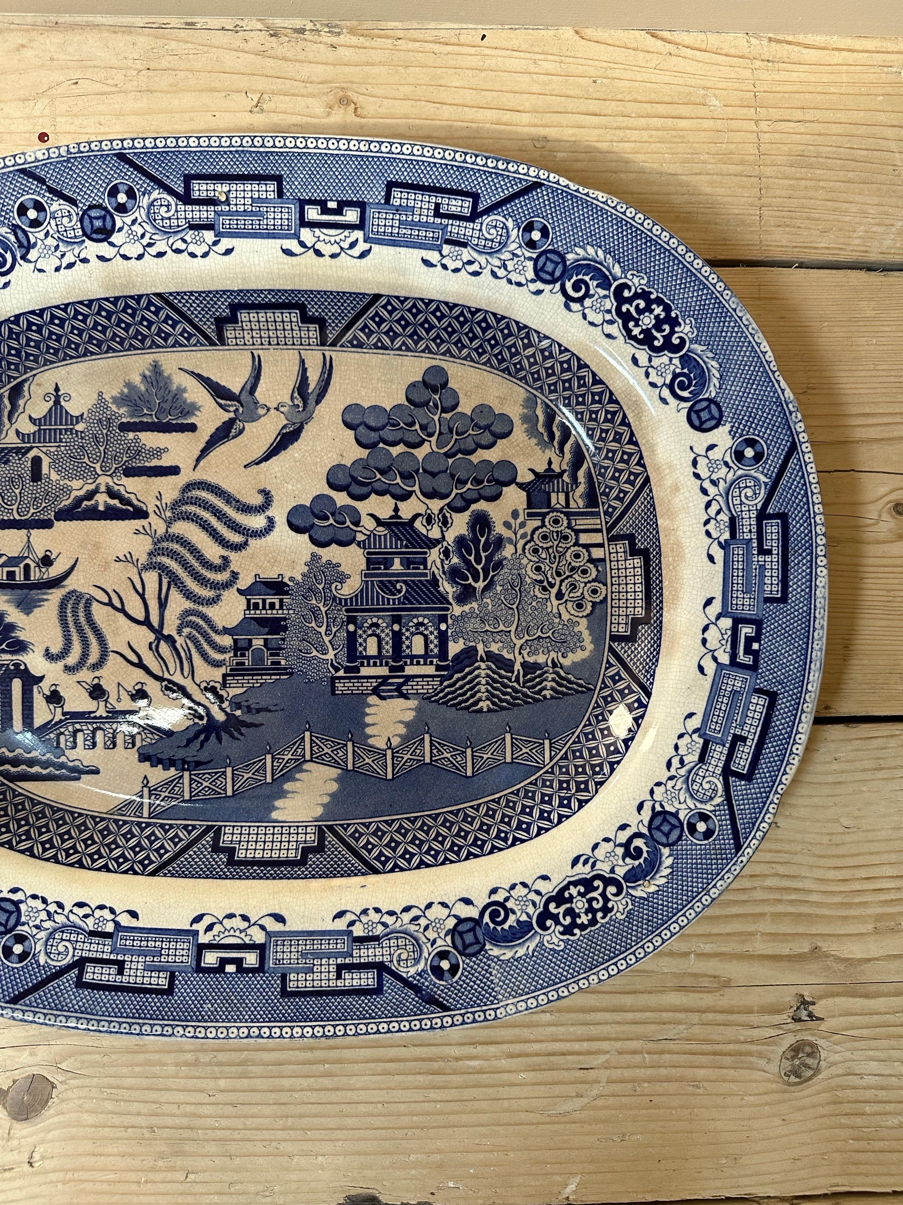 Grand plat ancien à motif de saule, Circa 1850 en vente 1