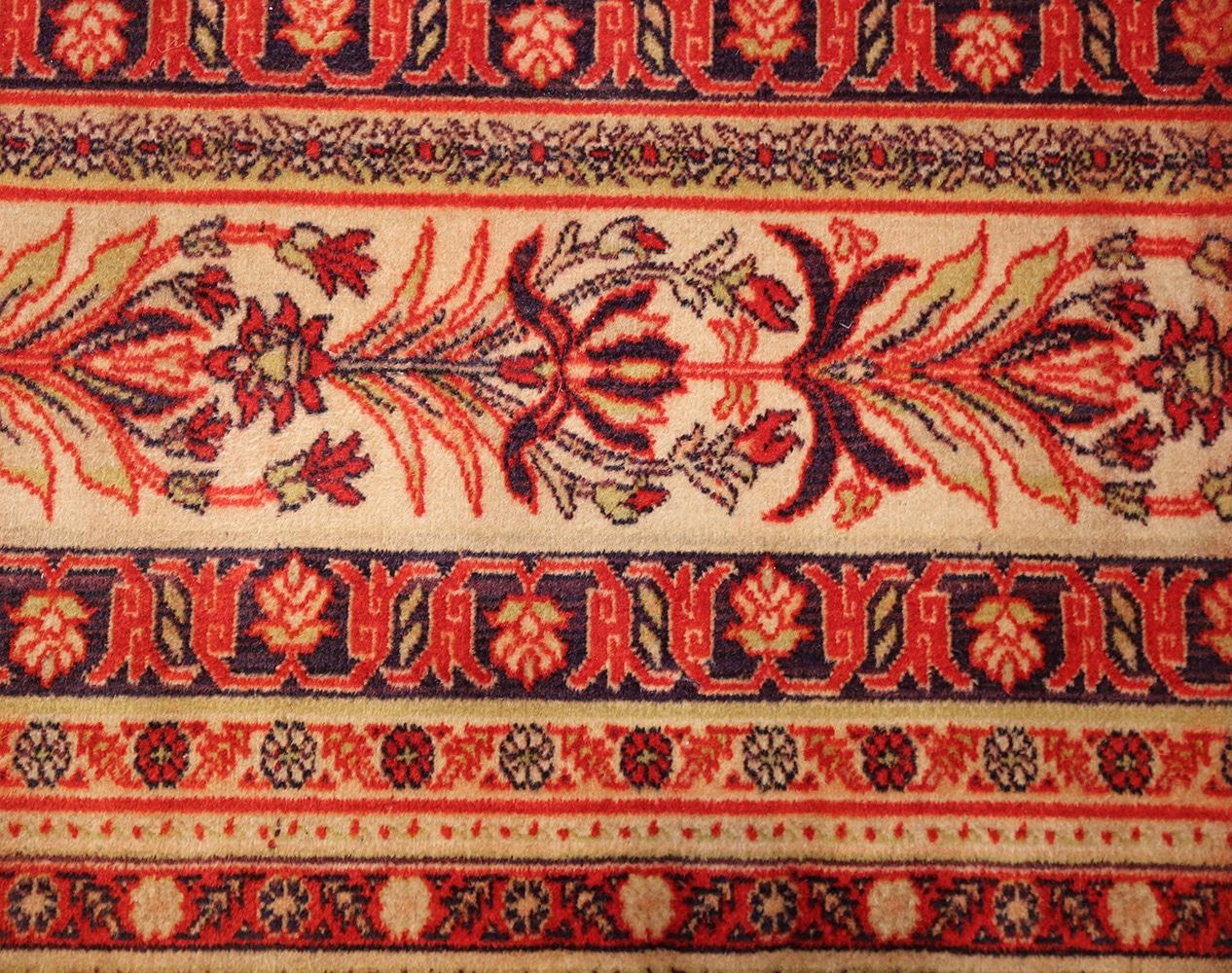 Antique Wilton English carpet, origin: England, circa early 20th century. Size: 8 ft 8 in x 11 ft 7 in (2.64 m x 3.53 m). 

