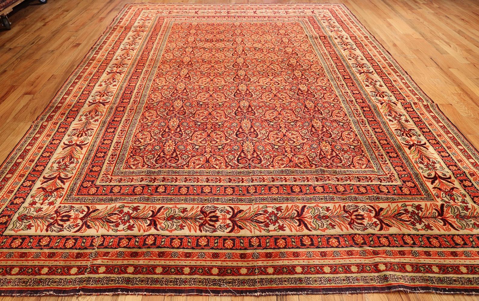 Antique Wilton English Carpet. Size: 8 ft 8 in x 11 ft 7 in In Fair Condition For Sale In New York, NY
