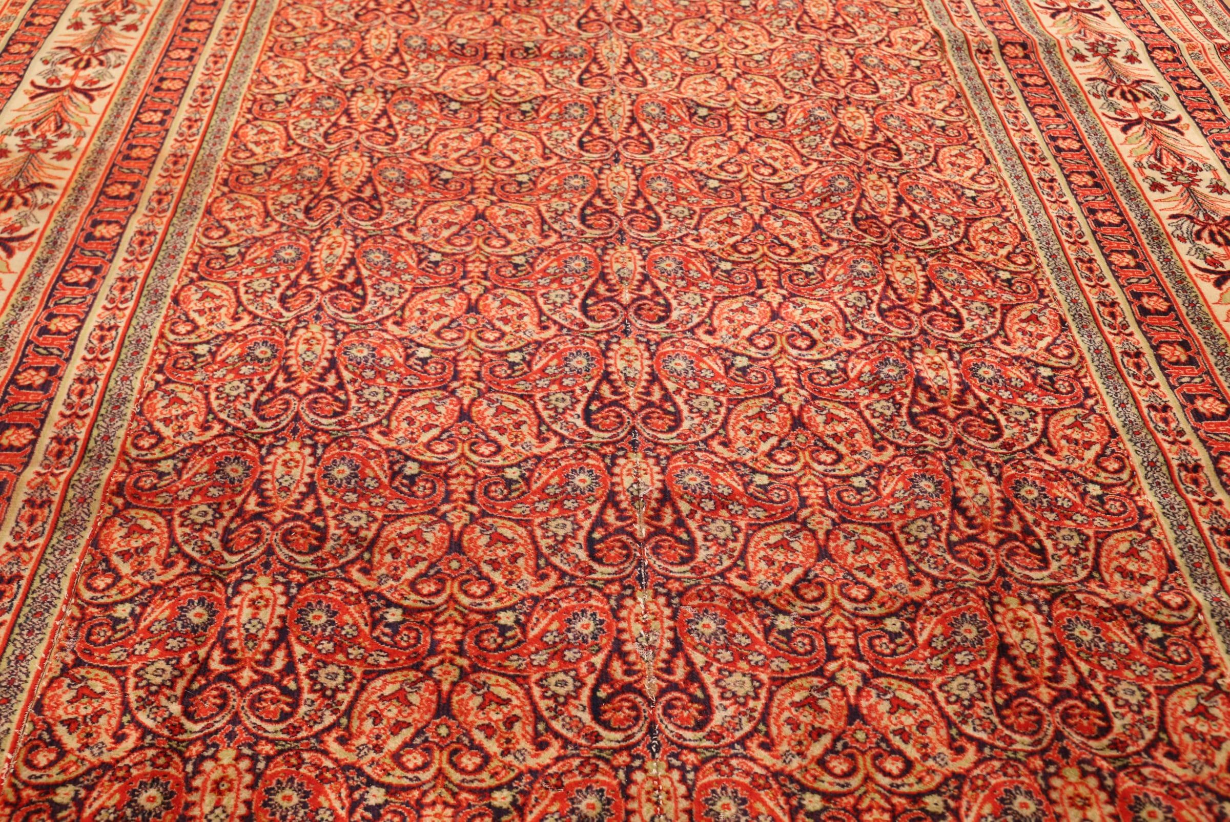 20th Century Antique Wilton English Carpet. Size: 8 ft 8 in x 11 ft 7 in For Sale