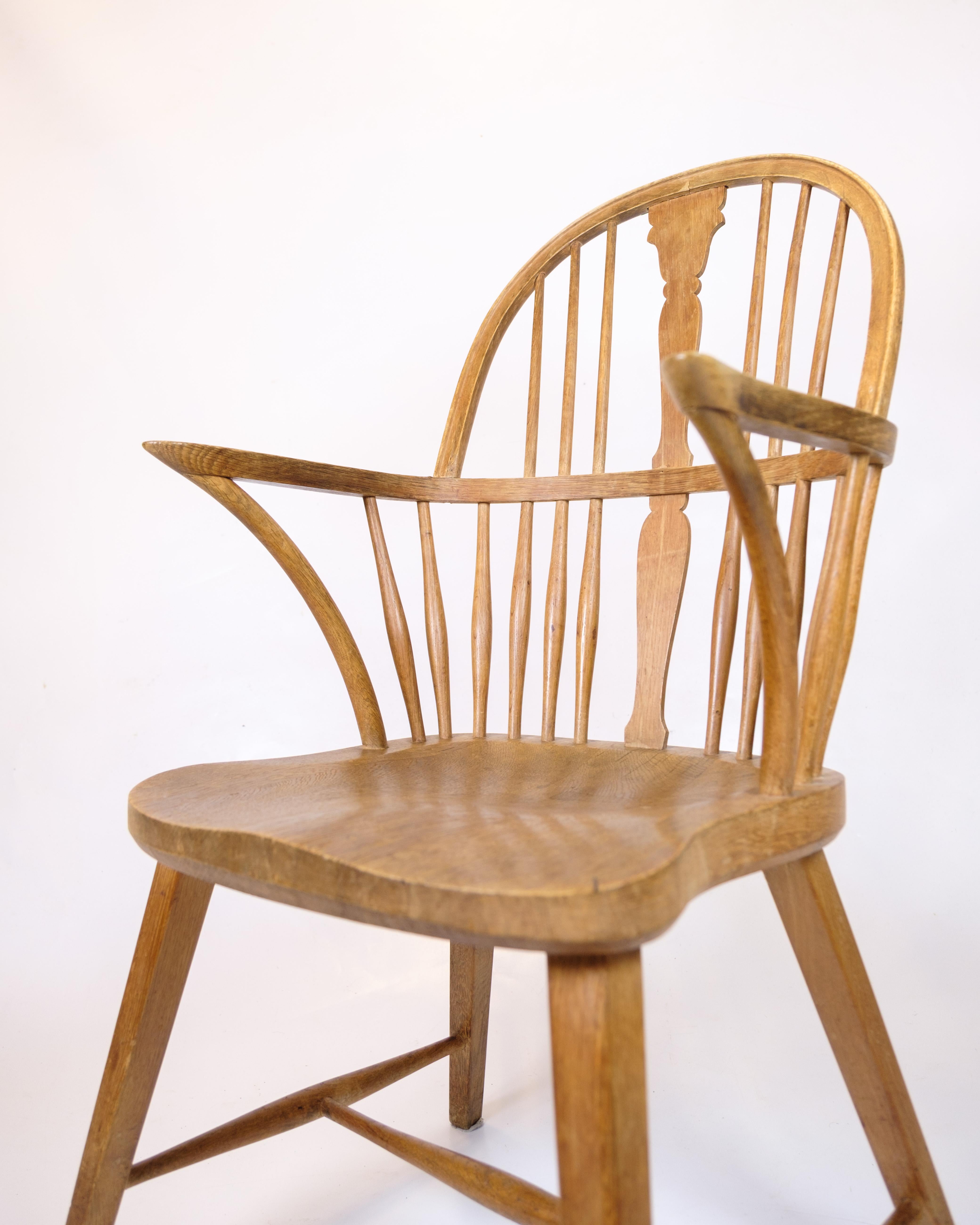 Antique Windsor armchair in patinated oak from the 1920s.

Model: Windsor
Period: 1920s
Material: Solid oak
Dimensions: H: 95 cm, W: 51.5 cm, D: 44 cm, SH: 44 cm
Condition: In great condition