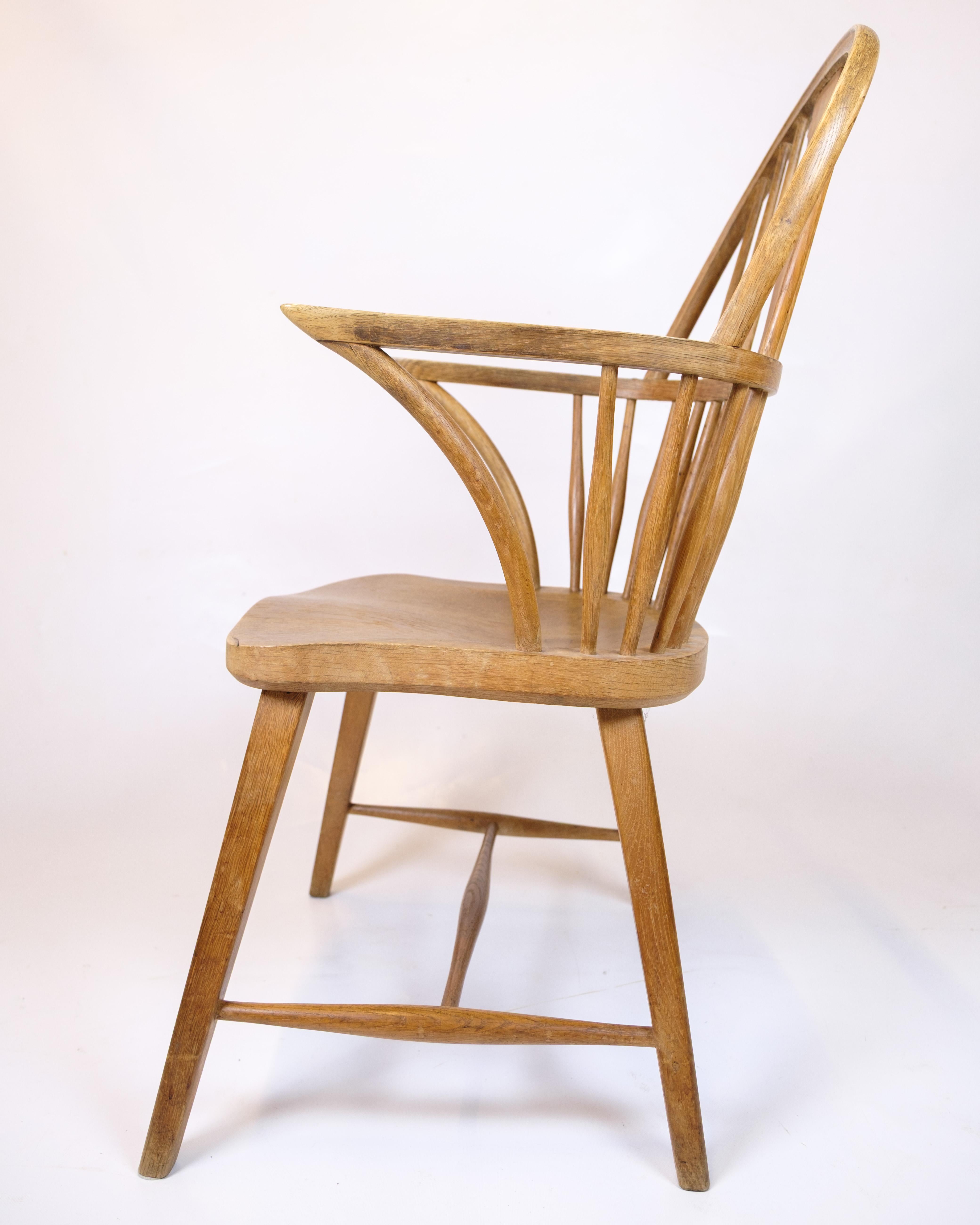 Antique Windsor Armchair In Patinated Oak From 1920s In Good Condition For Sale In Lejre, DK
