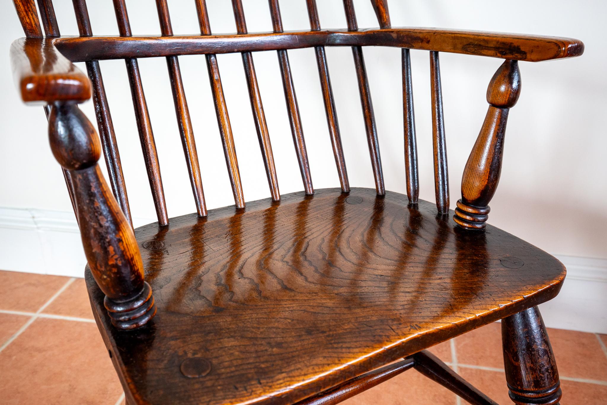 Intagliato a mano Sedia Windsor antica 1840 Schienale alto Schienale a cerchio Schienale a bastone Poltrona da casa di campagna in vendita