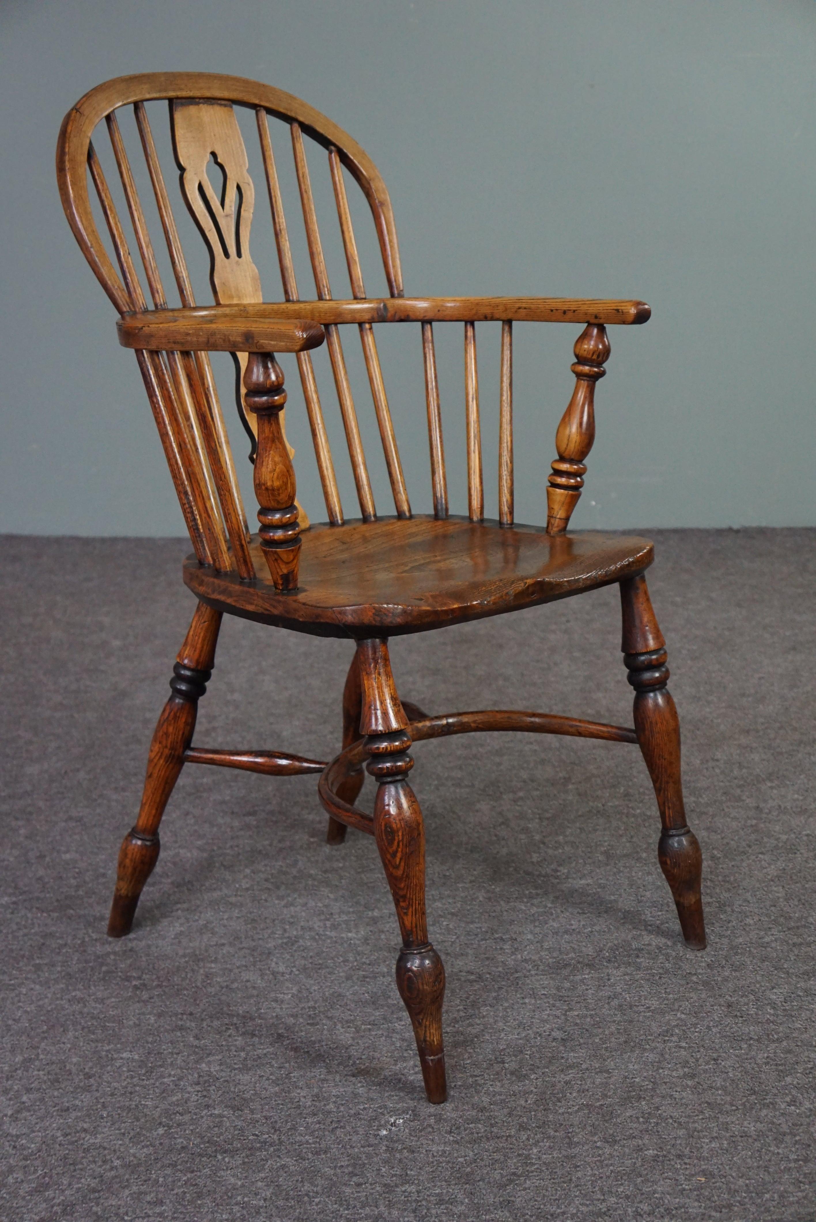 Angeboten wird dieser schöne antike Sessel aus Massivholz mit einem sehr schönen charakteristischen Aussehen.

Dieser auffällige englische antike Windsor-Sessel mit Armlehnen hat einen wohlgeformten dicken Massivholzsitz. Der Stuhl hat charmante