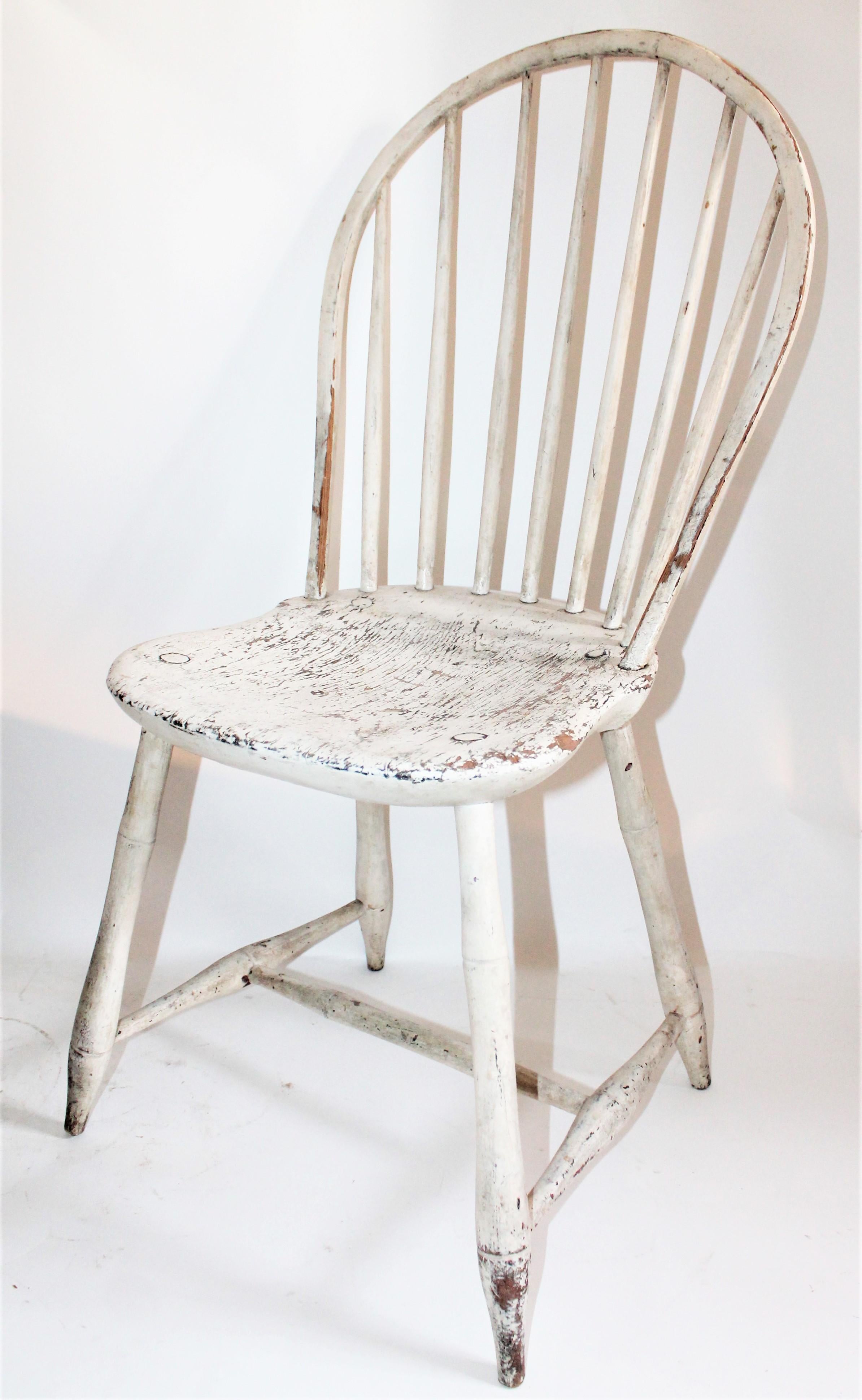 Cette belle chaise Windsor originale peinte à dossier ballon est en excellent état de surface. Cette chaise a été trouvée en Pennsylvanie, mais elle est originaire ou fabriquée en Nouvelle-Angleterre.