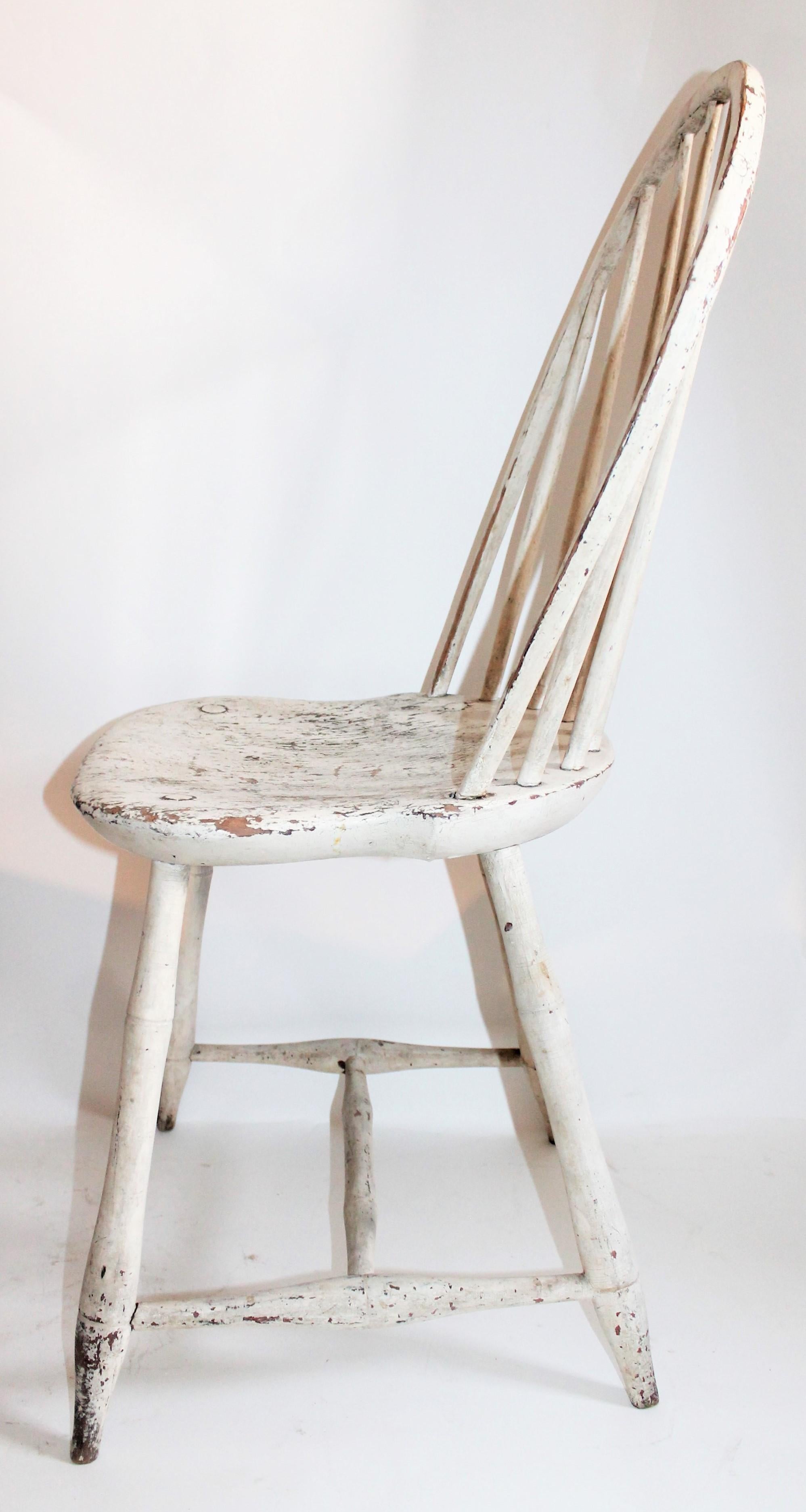 Antiker Windsor-Stuhl in original weißer, lackierter Oberfläche (Land) im Angebot