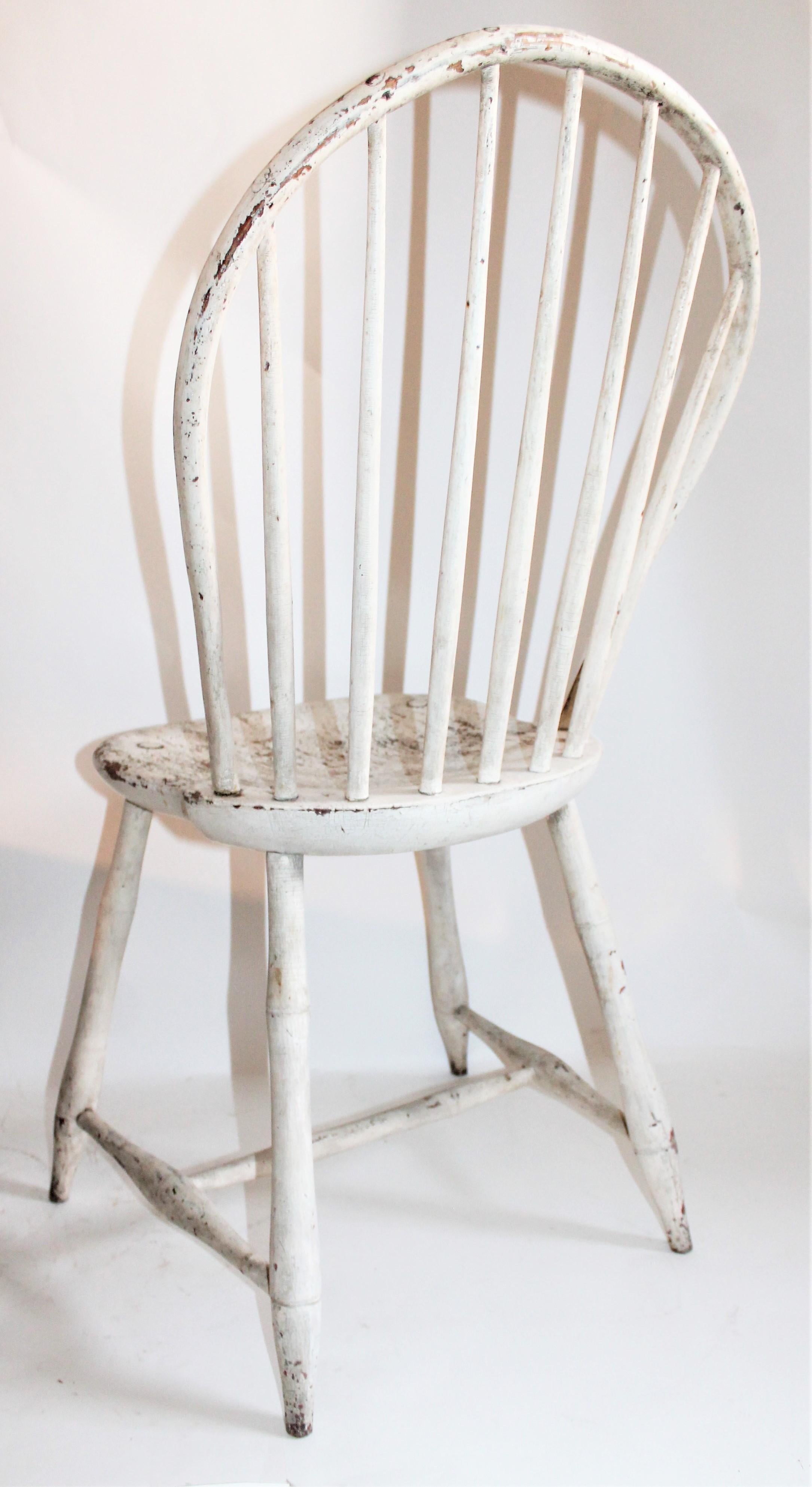 Antiker Windsor-Stuhl in original weißer, lackierter Oberfläche (Handgefertigt) im Angebot