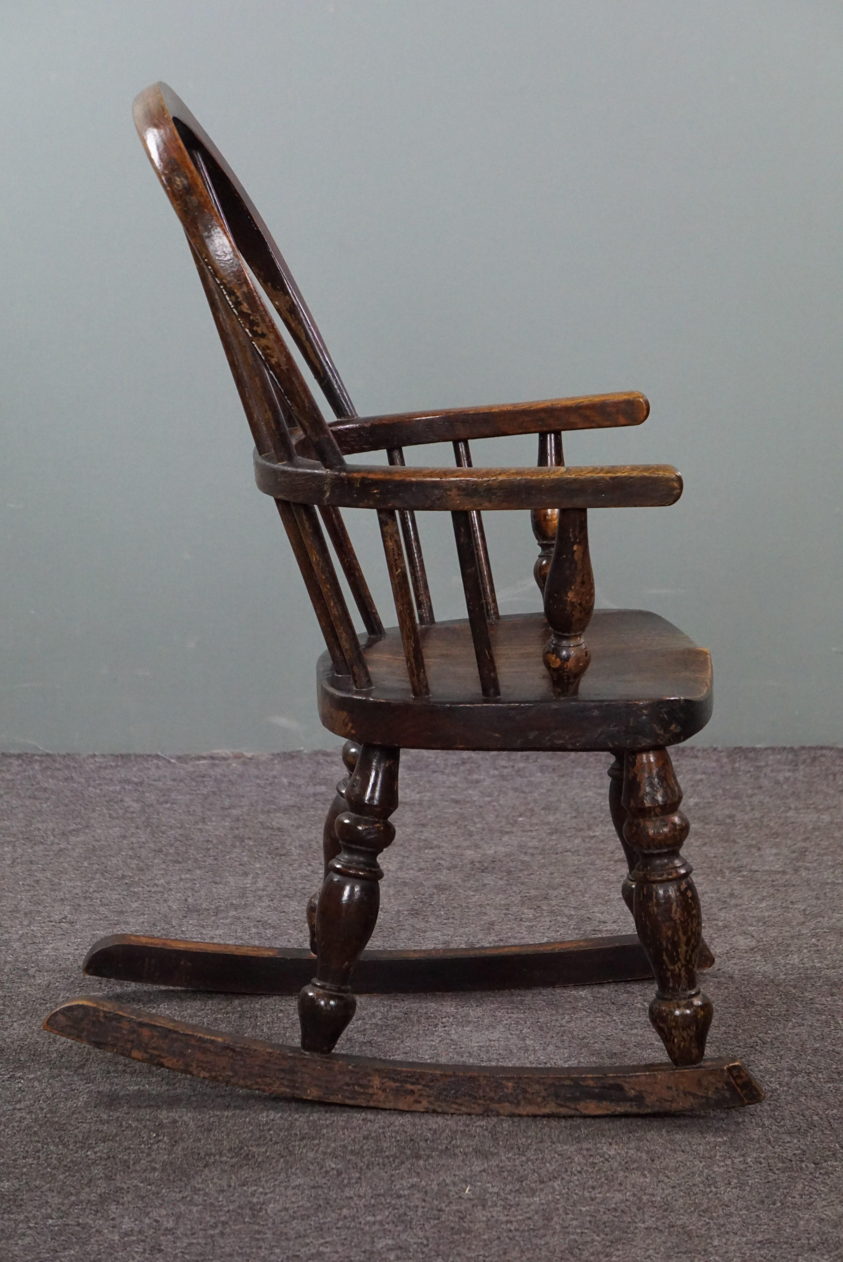 Antique Windsor child's rocking chair, around 1850 In Good Condition For Sale In Harderwijk, NL