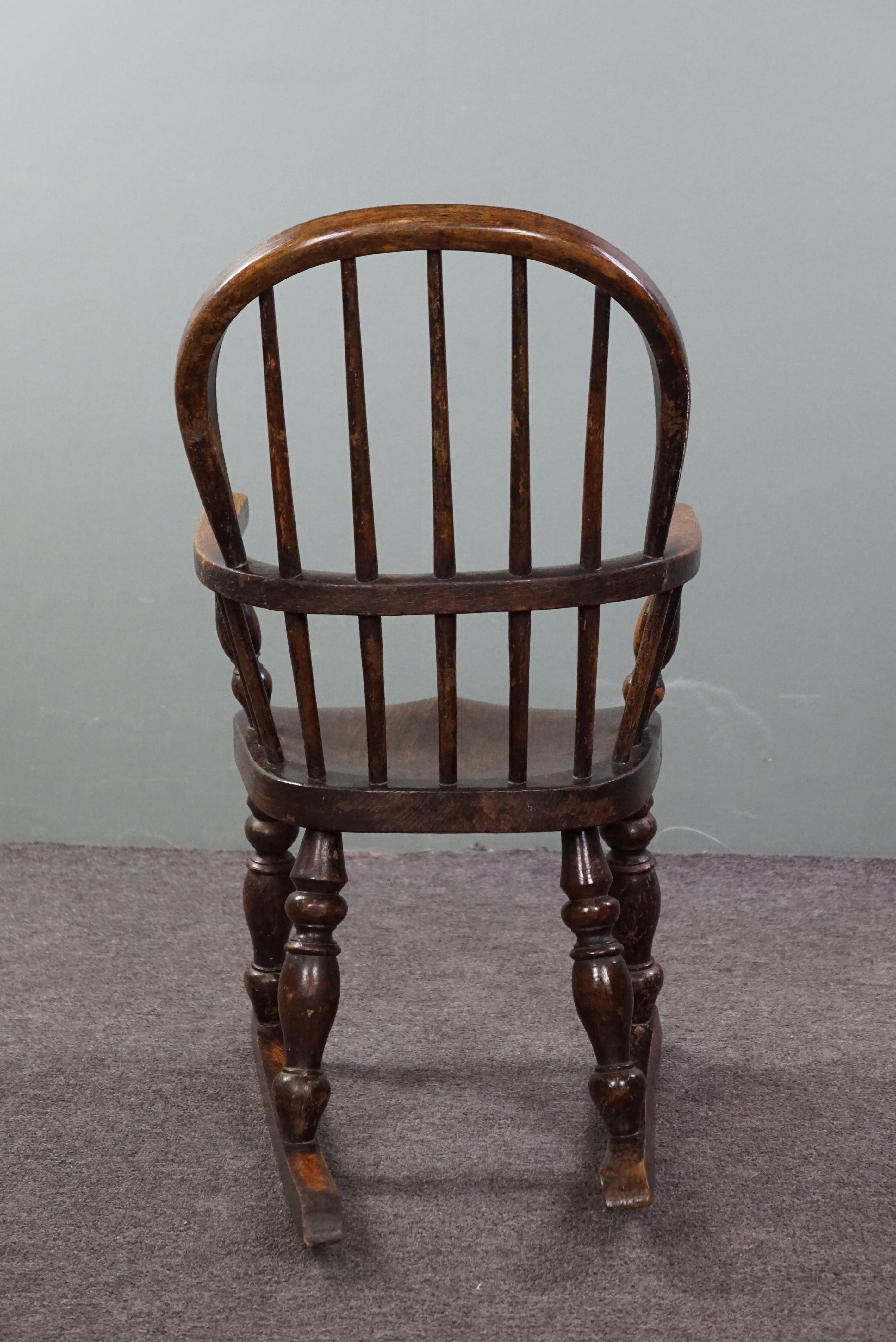 Antique Windsor child's rocking chair, around 1850 In Good Condition For Sale In Harderwijk, NL