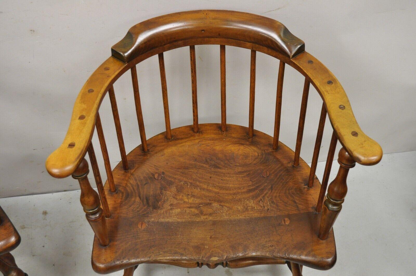 Colonial américain Paire de fauteuils de pub anciens en bois de pin de style colonial Windsor en vente