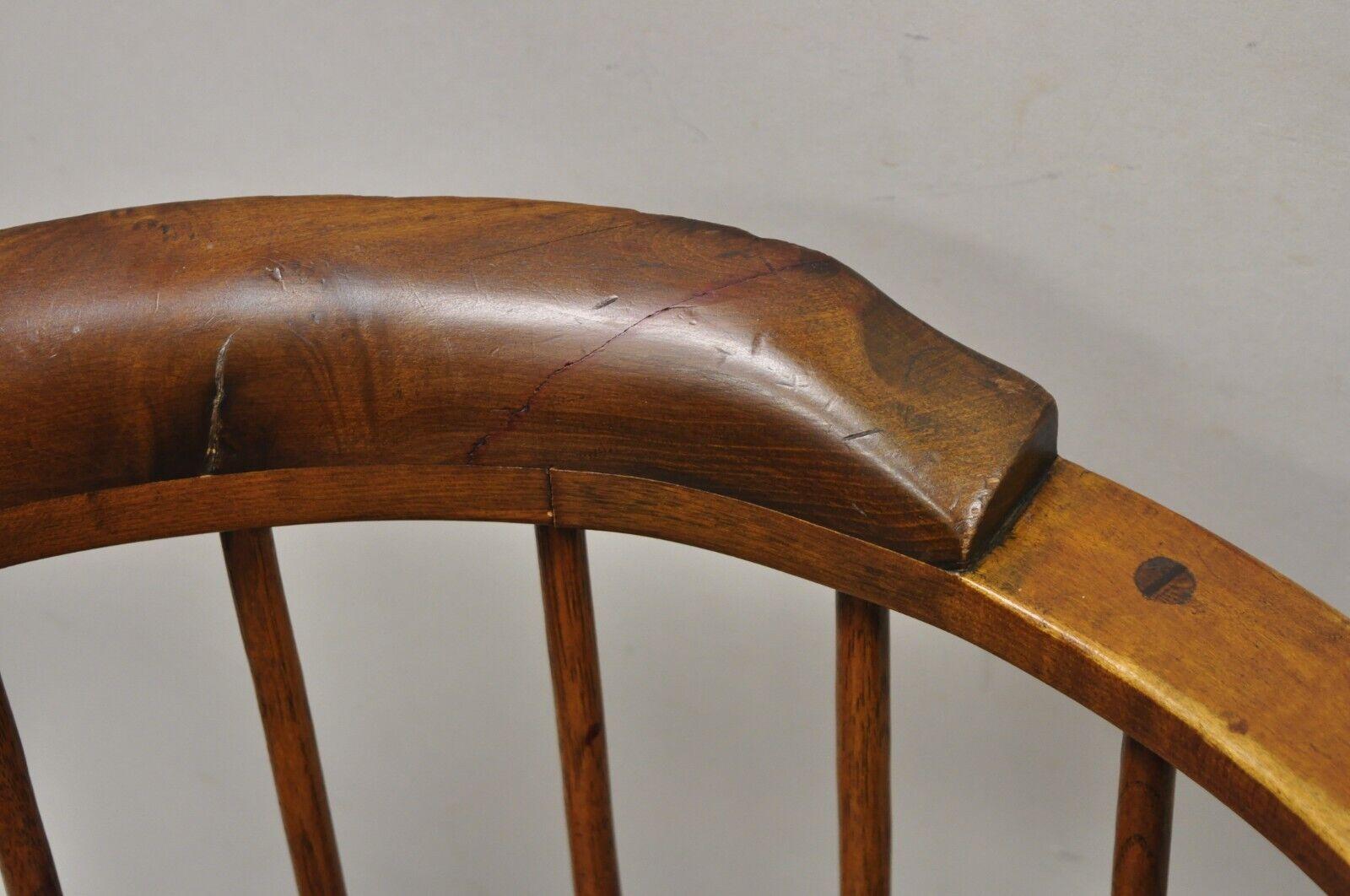 20ième siècle Paire de fauteuils de pub anciens en bois de pin de style colonial Windsor en vente