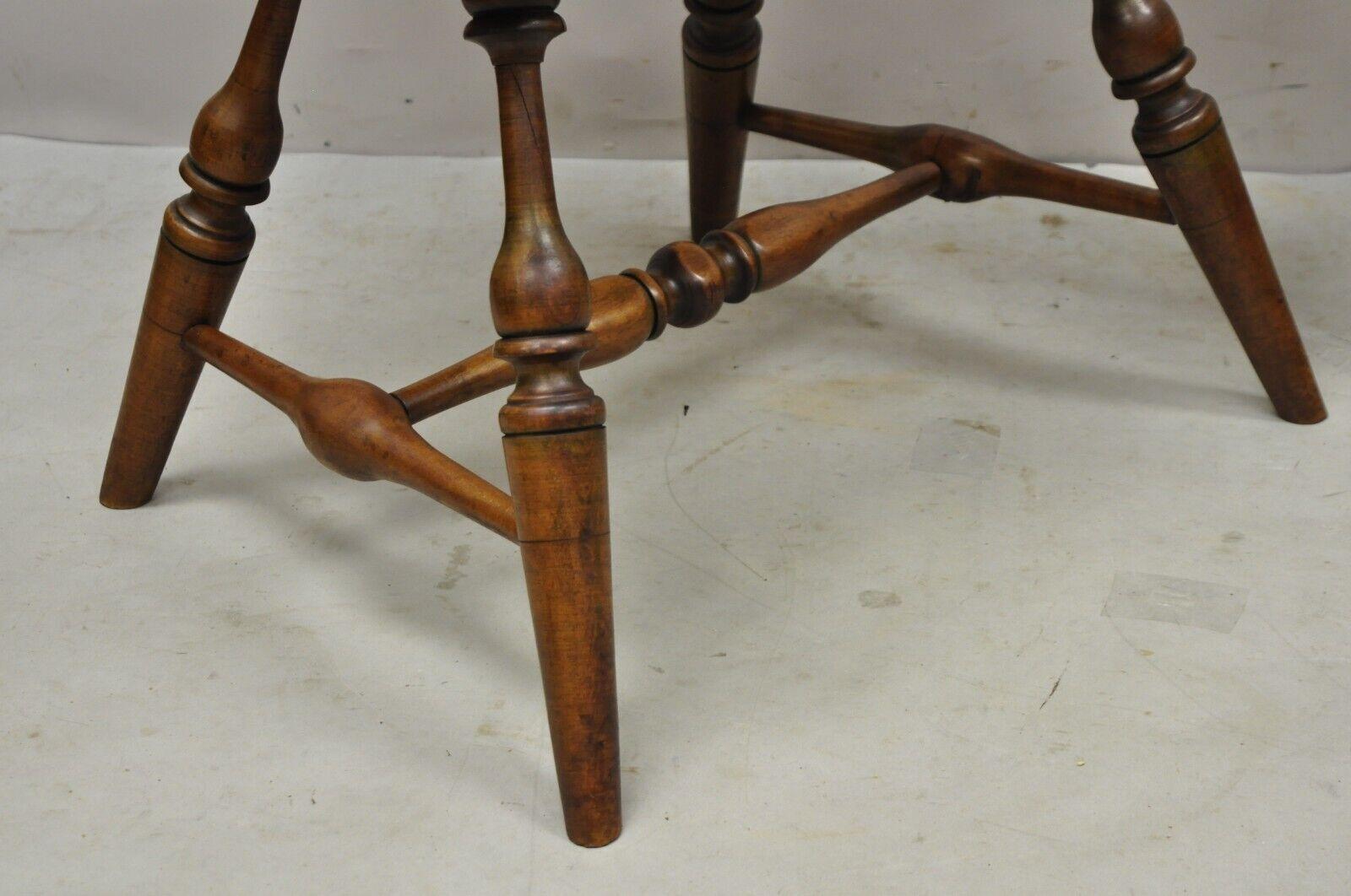 Paire de fauteuils de pub anciens en bois de pin de style colonial Windsor en vente 3