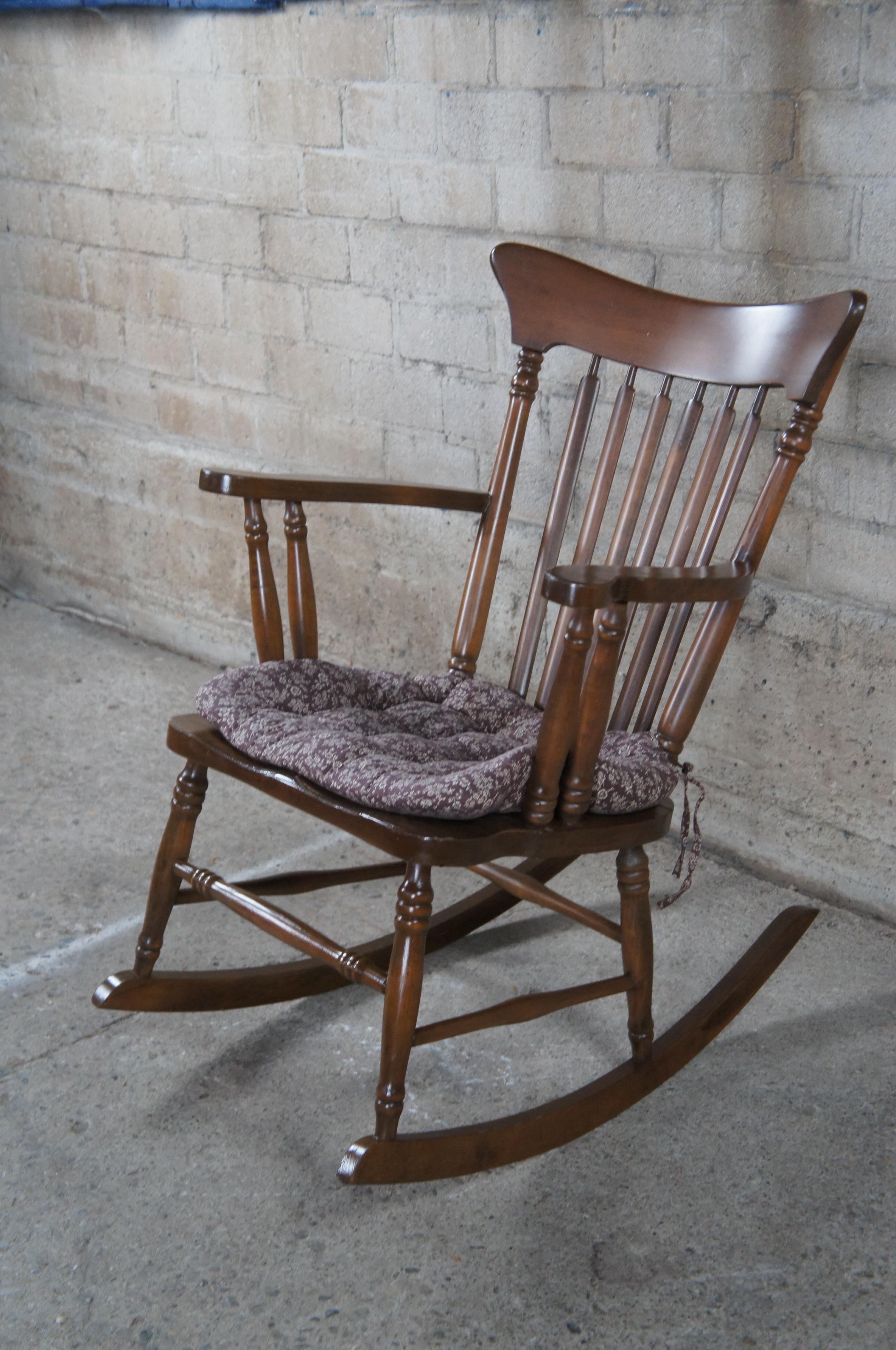 Érable Chaise à bascule ancienne de style ferme de Windsor à dossier en érable et rocker coussin en vente