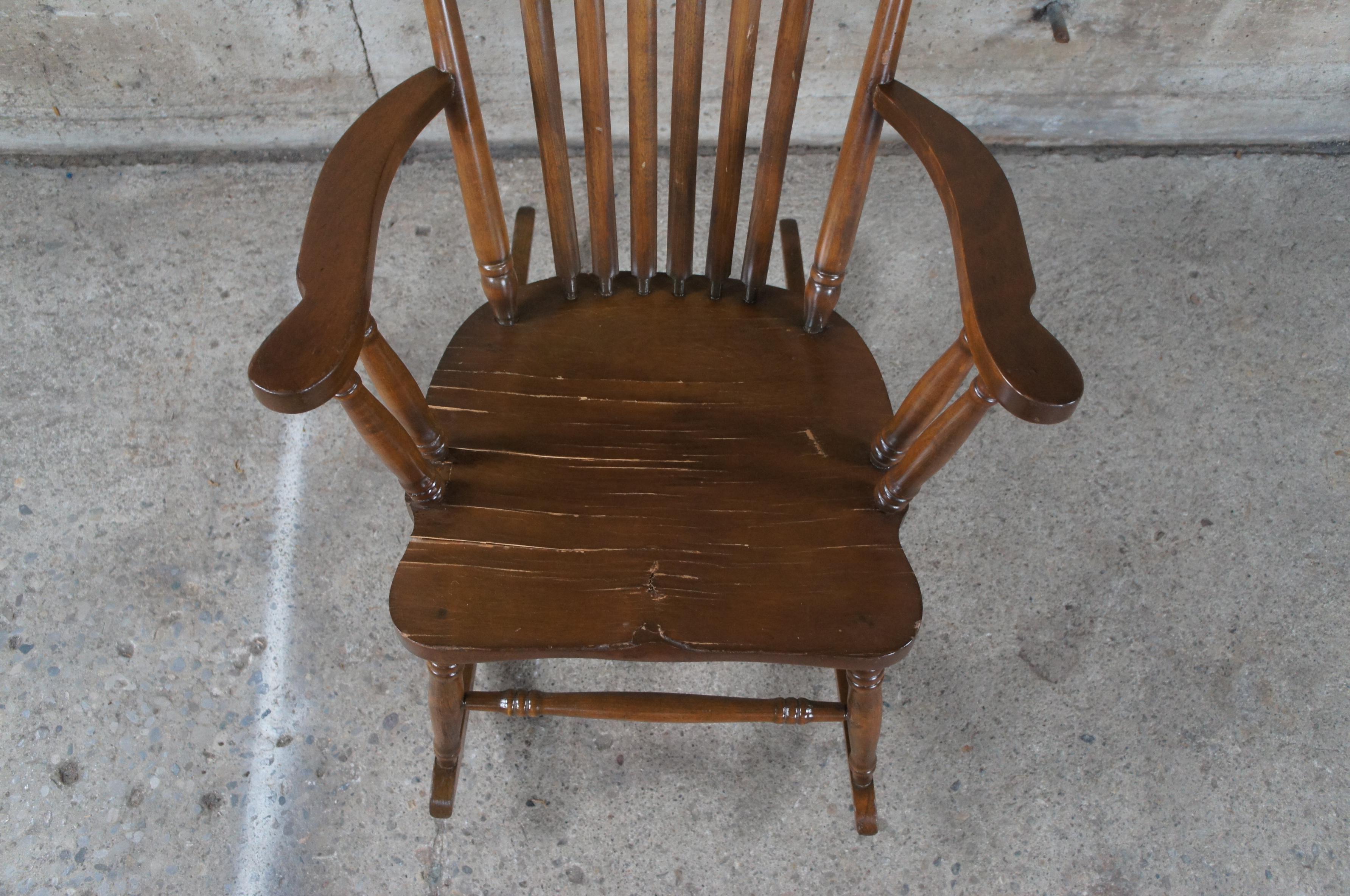 Chaise à bascule ancienne de style ferme de Windsor à dossier en érable et rocker coussin  Bon état - En vente à Dayton, OH