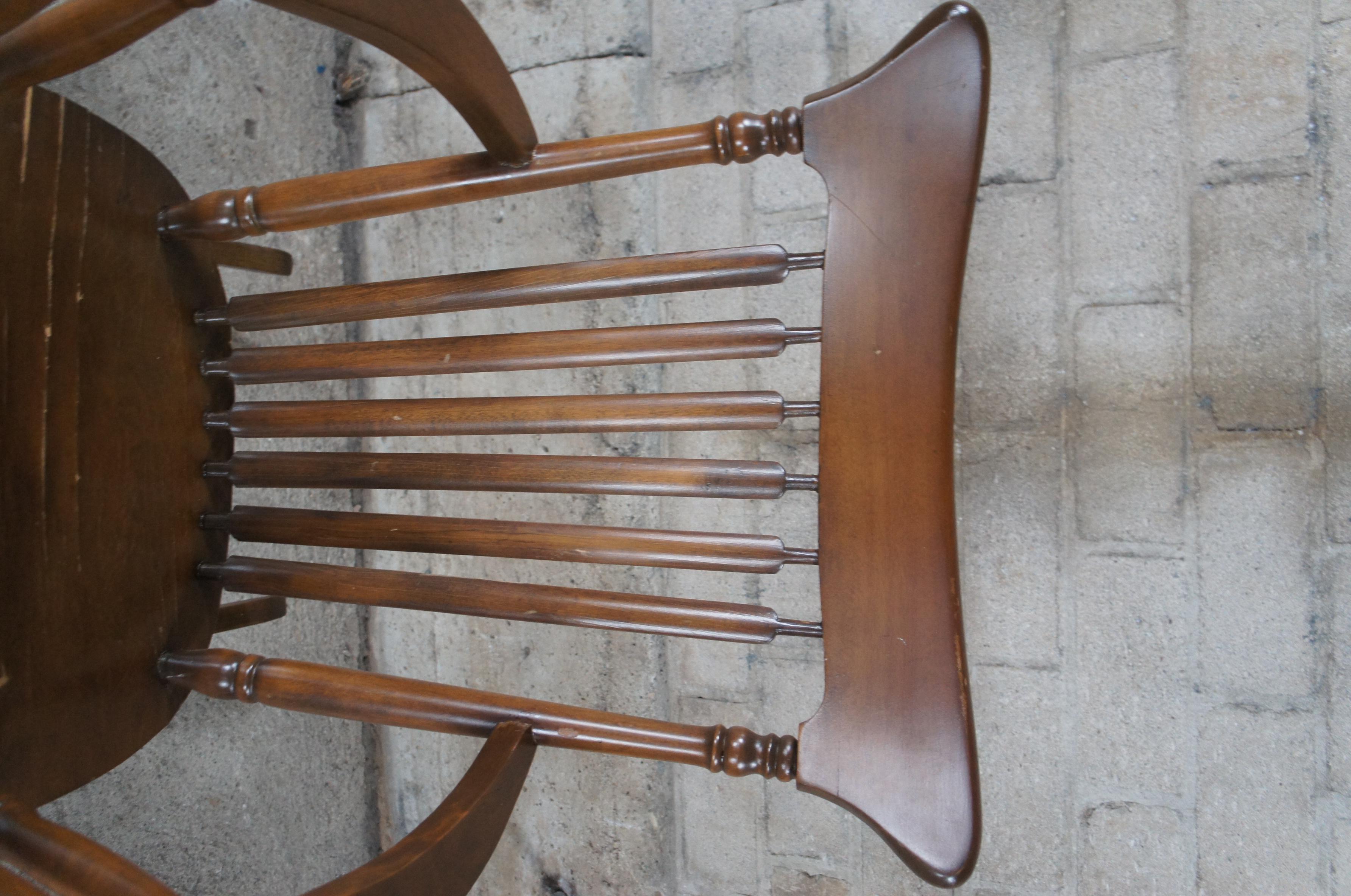 20ième siècle Chaise à bascule ancienne de style ferme de Windsor à dossier en érable et rocker coussin  en vente