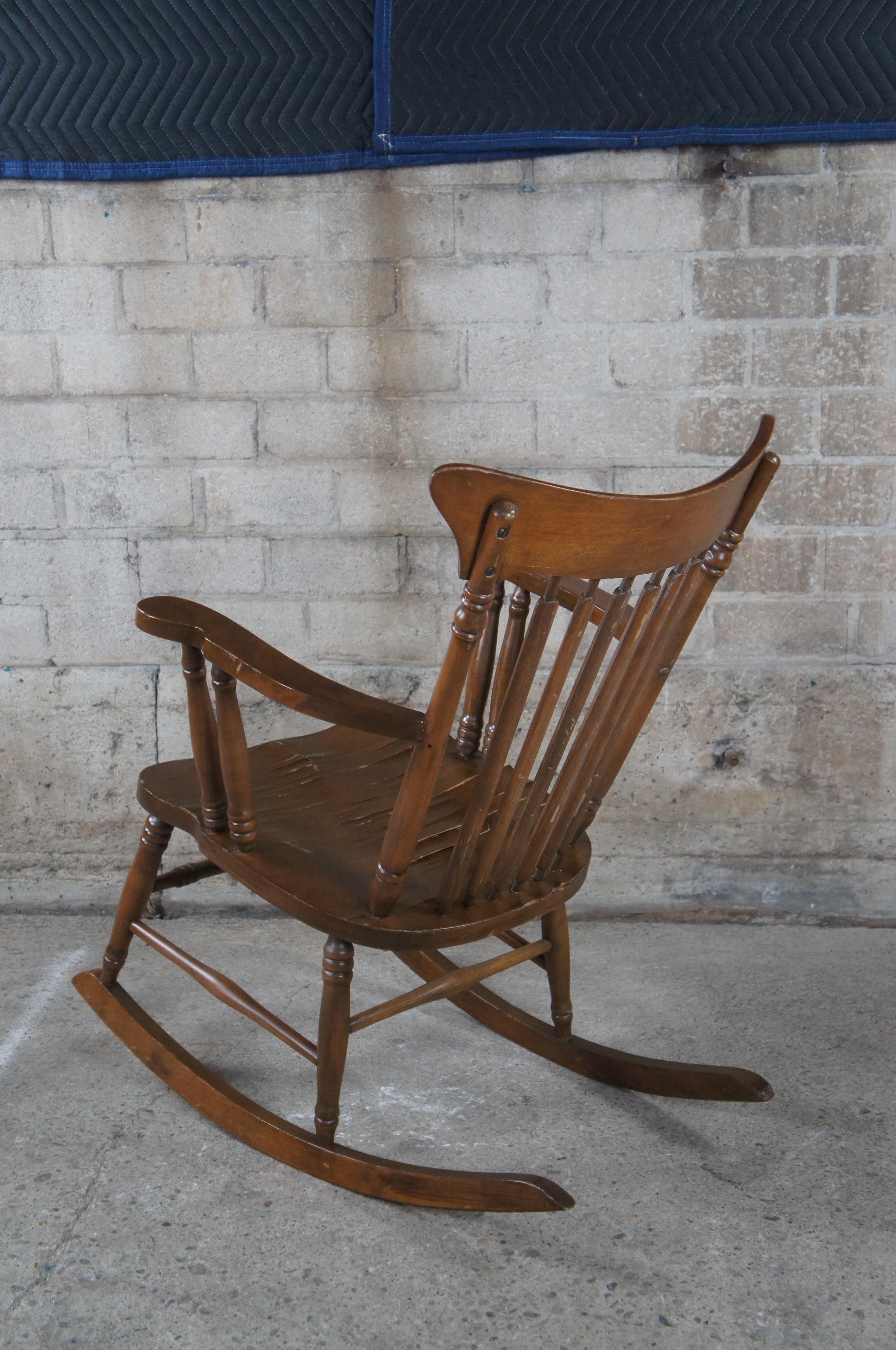Américain Chaise à bascule ancienne de style ferme de Windsor à dossier en érable et rocker coussin en vente