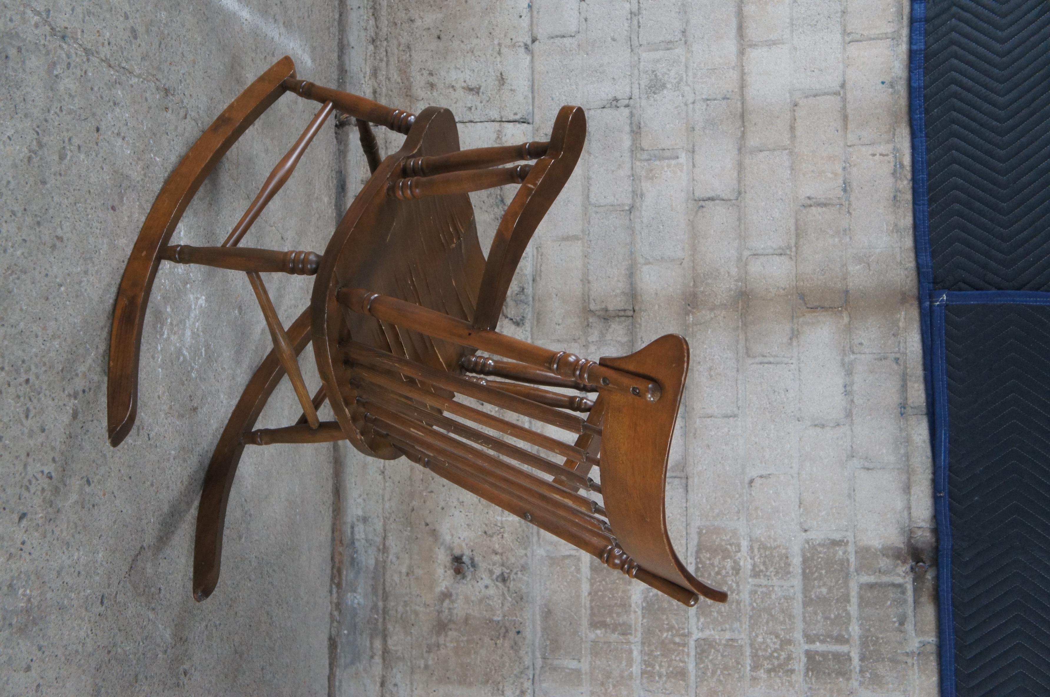 Chaise à bascule ancienne de style ferme de Windsor à dossier en érable et rocker coussin  en vente 1