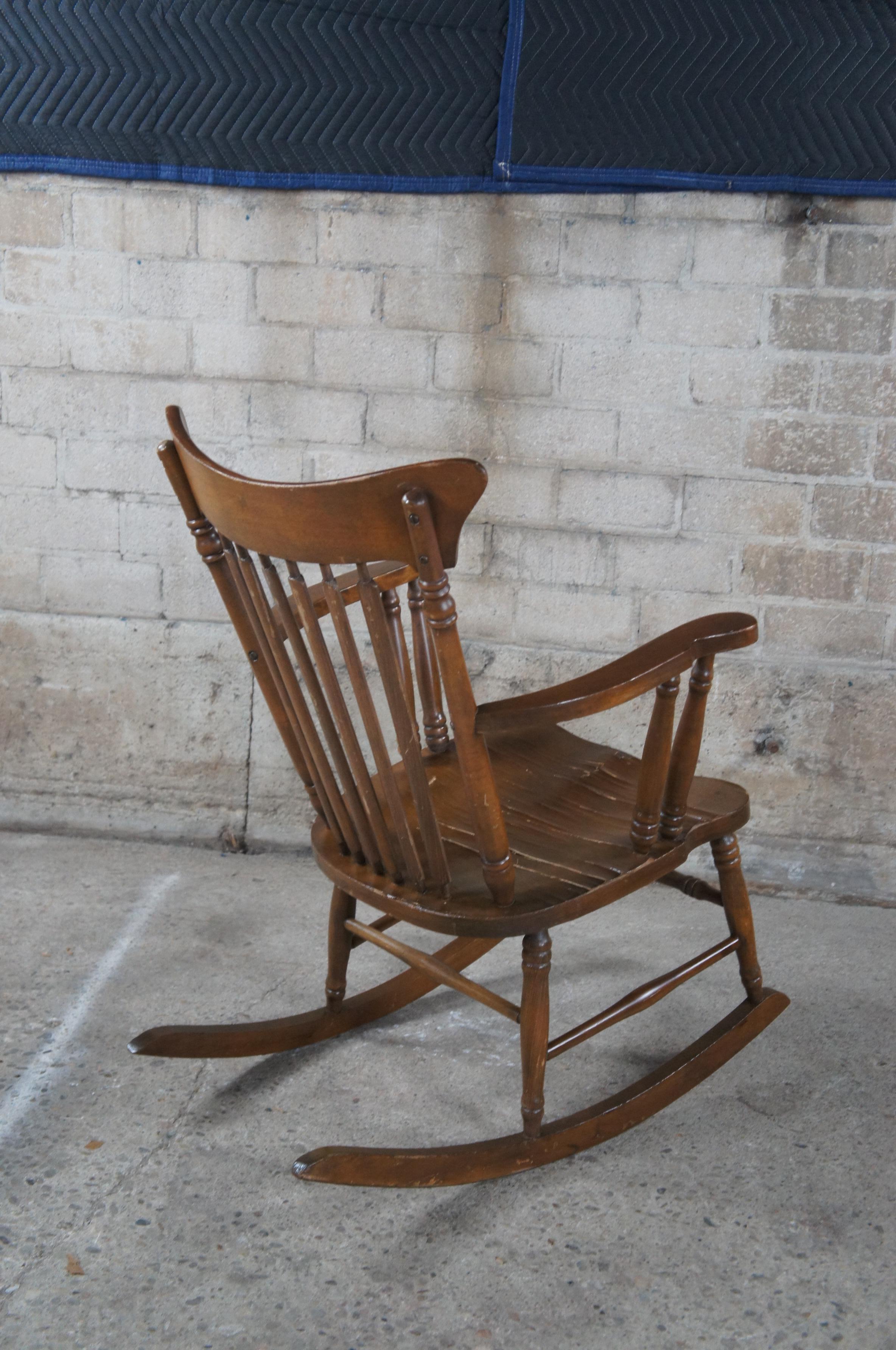 Chaise à bascule ancienne de style ferme de Windsor à dossier en érable et rocker coussin Bon état - En vente à Dayton, OH