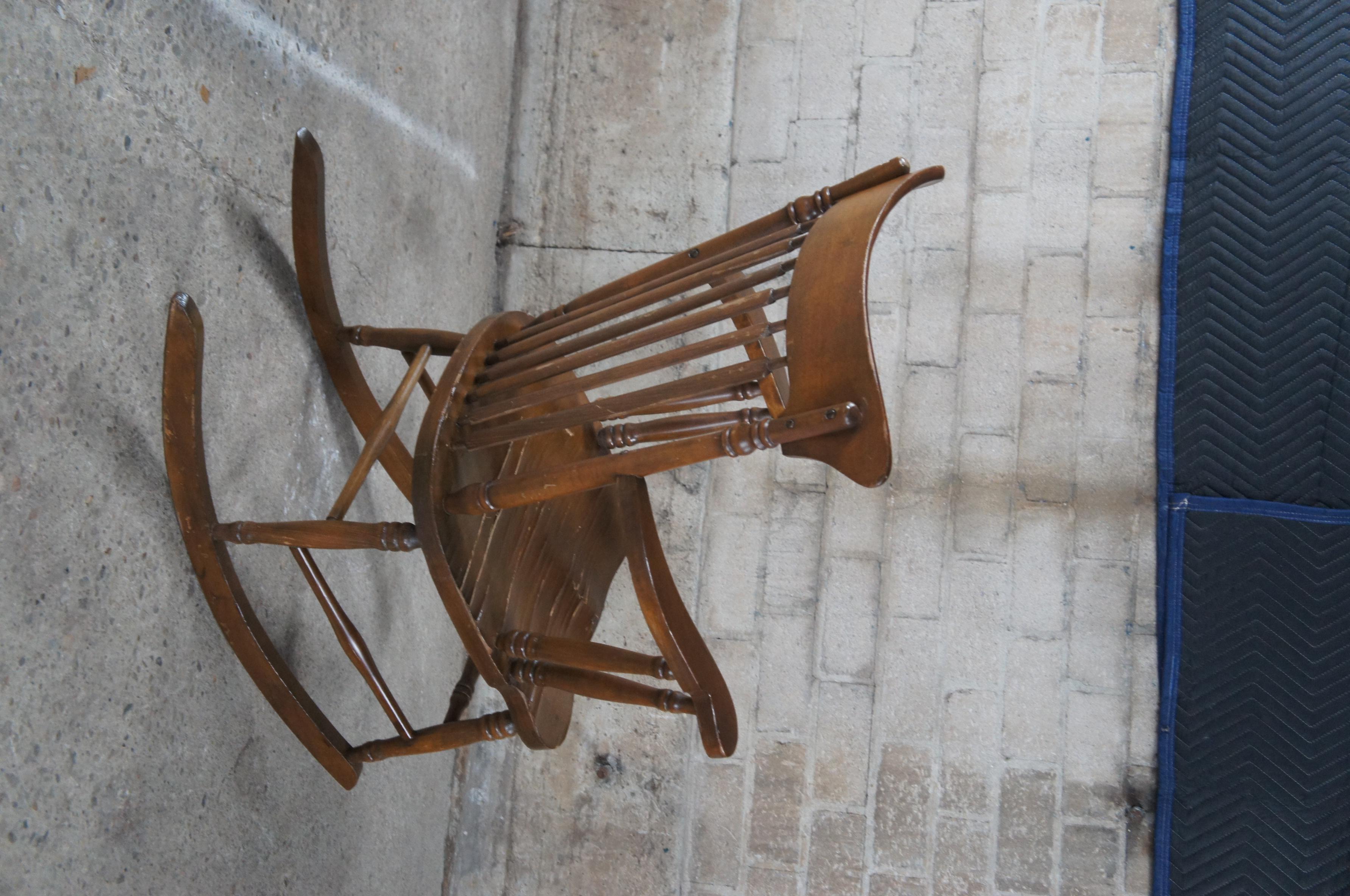 Chaise à bascule ancienne de style ferme de Windsor à dossier en érable et rocker coussin  en vente 2